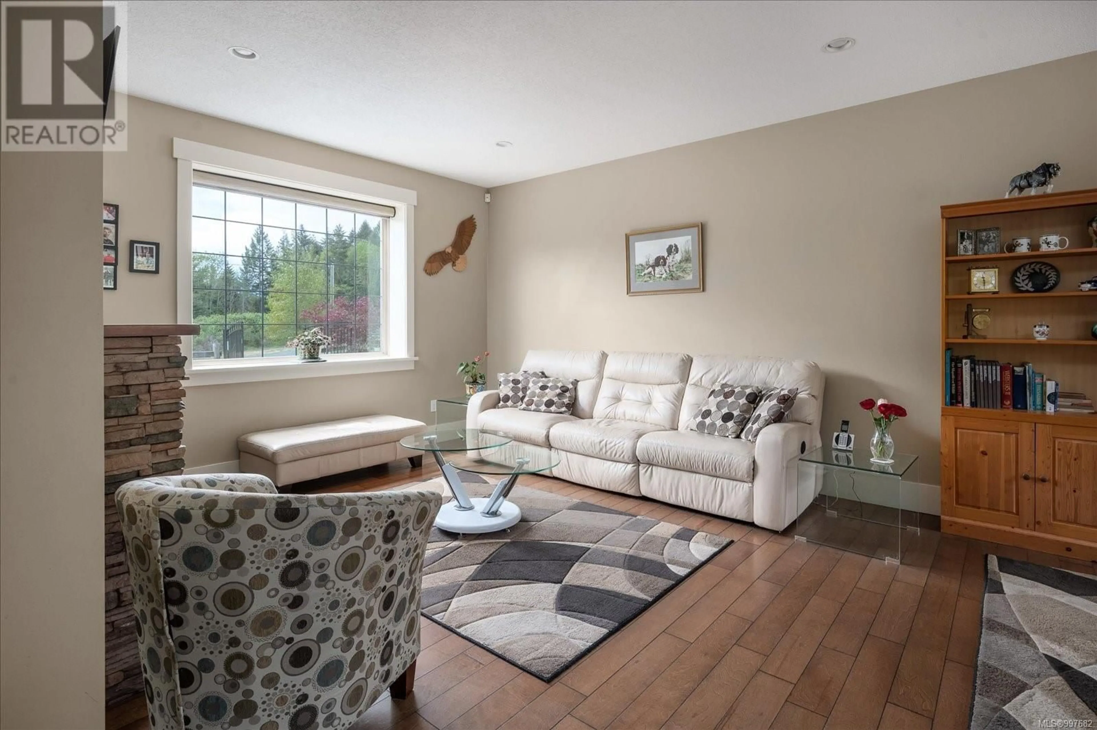 Living room with furniture, wood/laminate floor for 460 NANAIMO RIVER ROAD, Nanaimo British Columbia V9X1E2