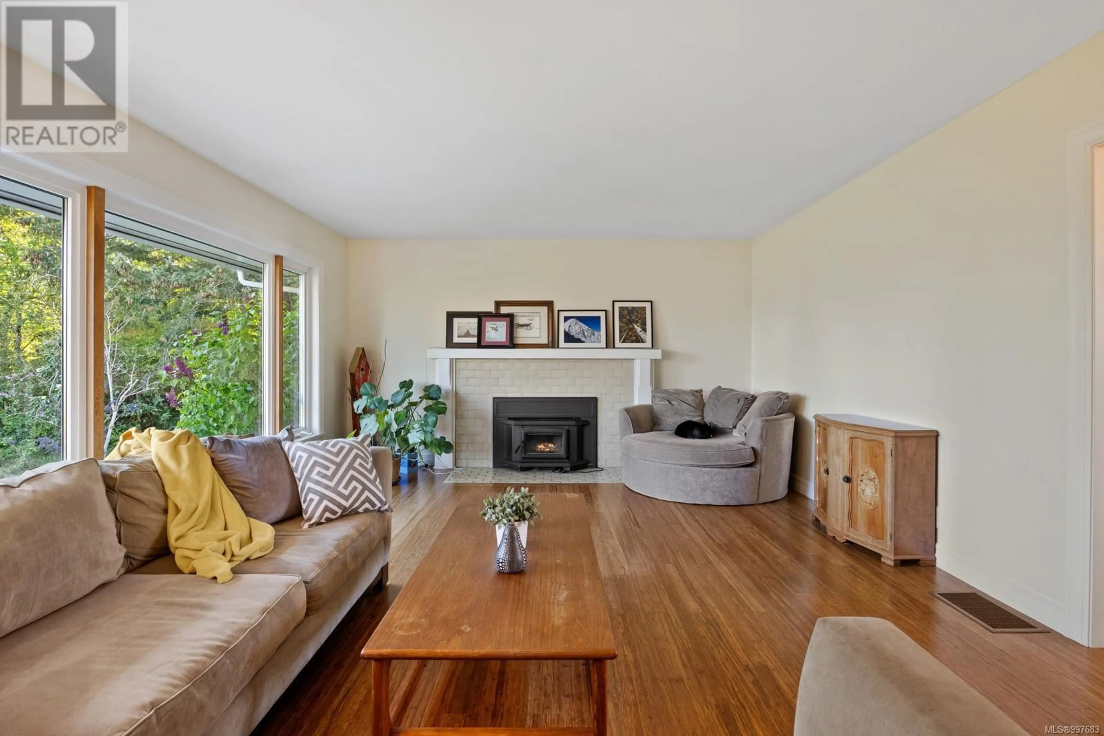 Living room with furniture, wood/laminate floor for 1589 CEDAR AVENUE, Comox British Columbia V9M2V6