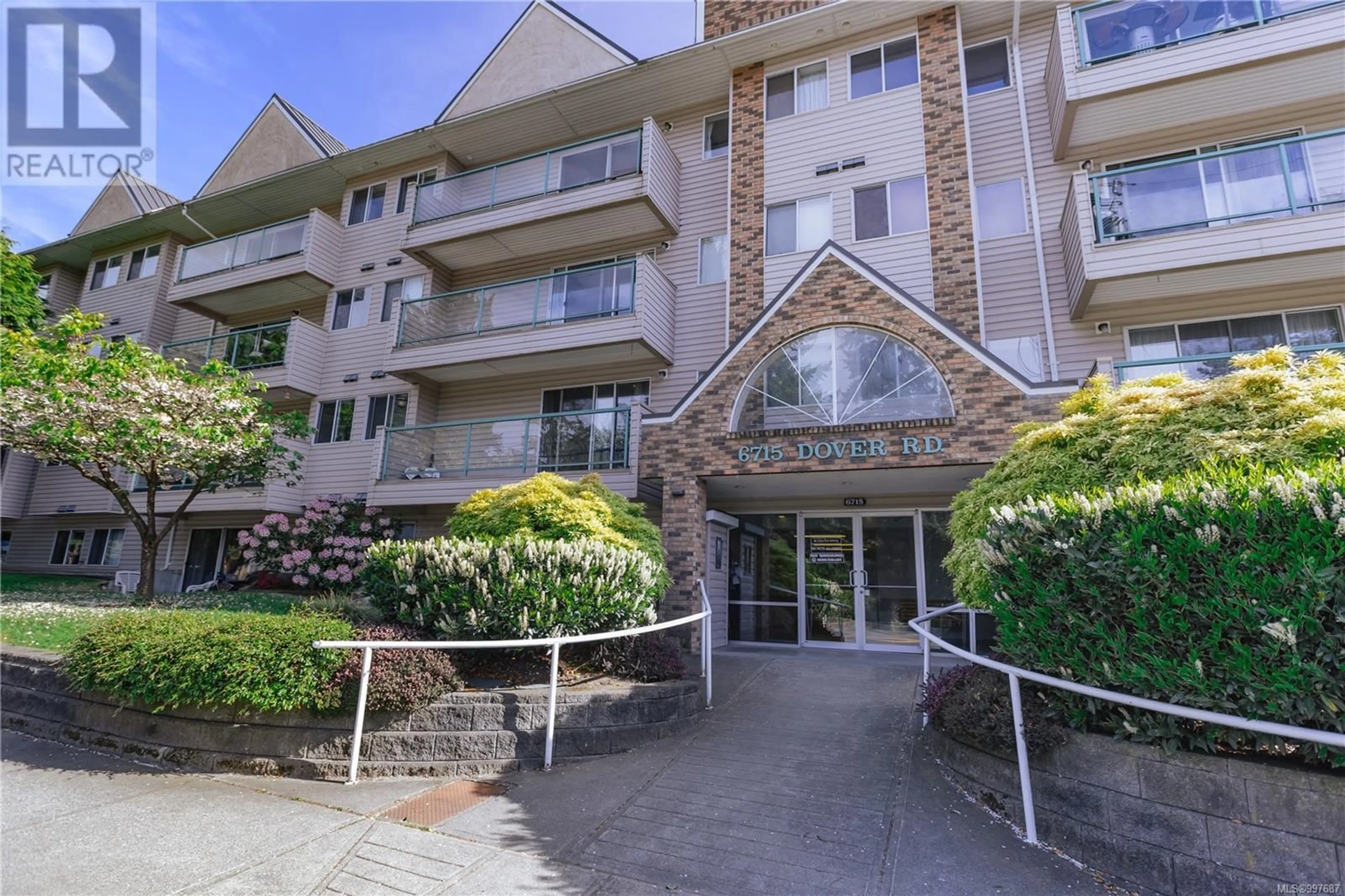 Indoor foyer for 410 - 6715 DOVER ROAD, Nanaimo British Columbia V9V1L9