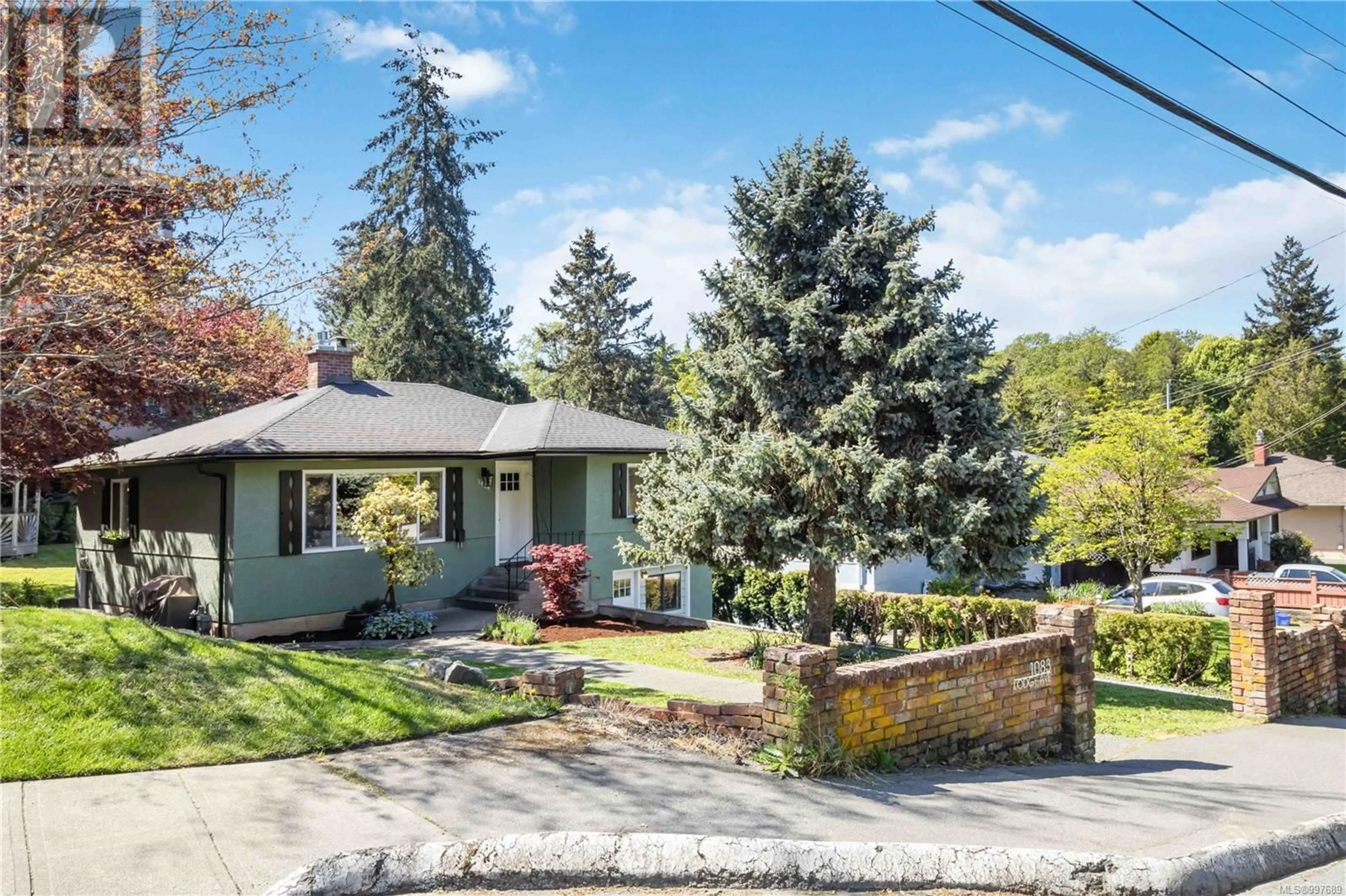 A pic from outside/outdoor area/front of a property/back of a property/a pic from drone, street for 1083 LODGE AVENUE, Saanich British Columbia V8X2B2