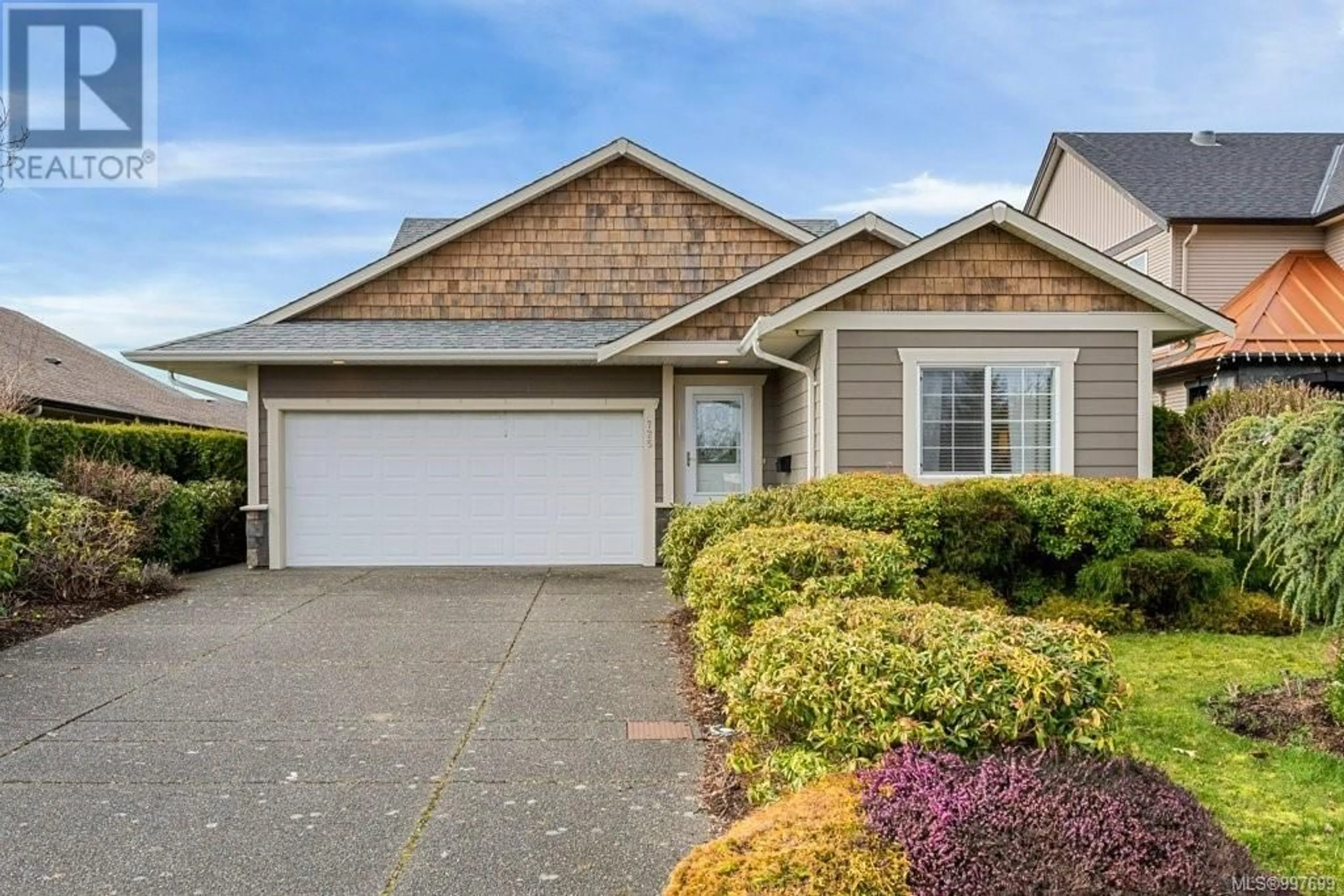 Home with vinyl exterior material, street for 725 LANCASTER WAY, Comox British Columbia V9M4J3