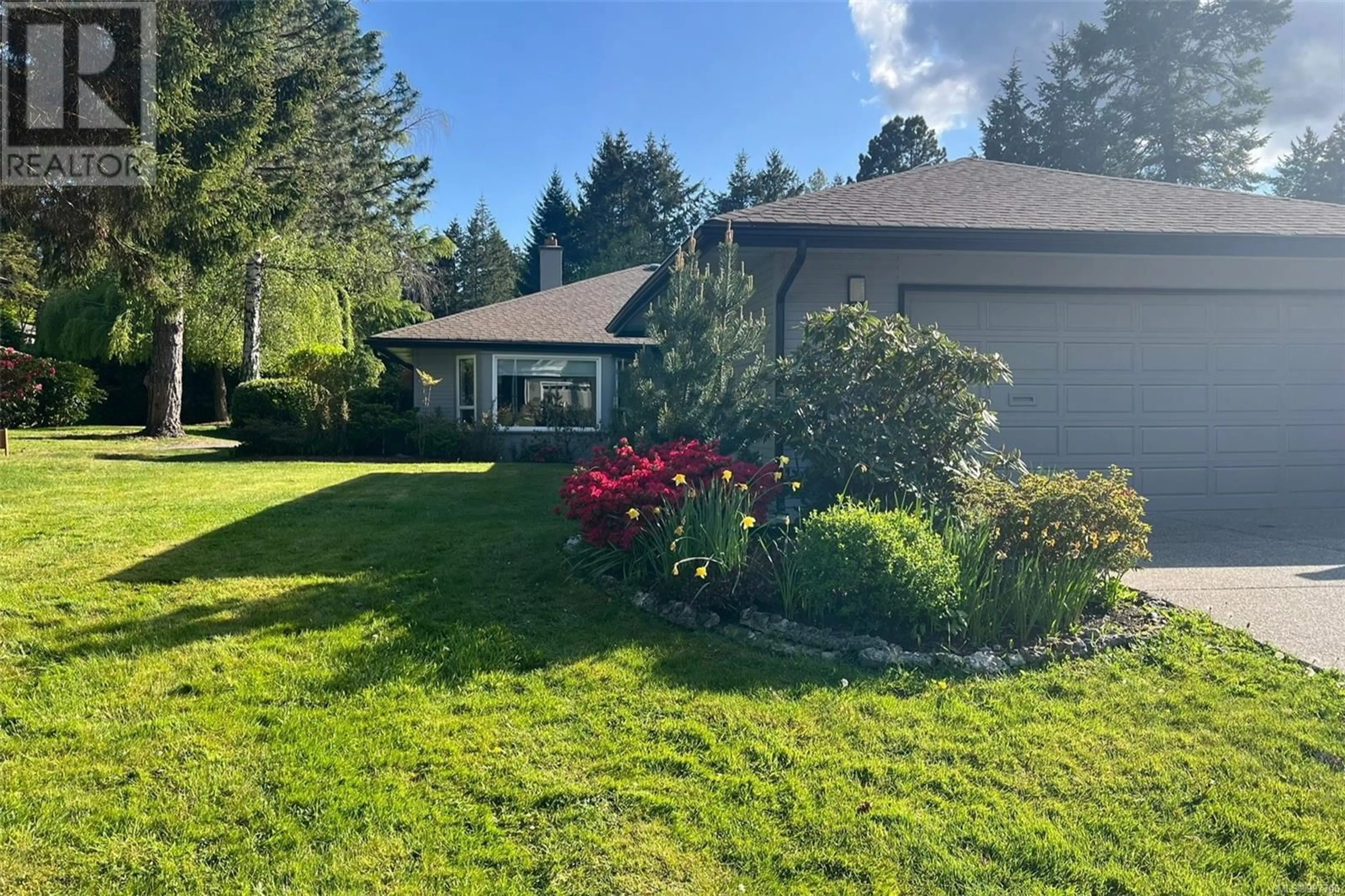 A pic from outside/outdoor area/front of a property/back of a property/a pic from drone, unknown for 6 - 4630 LOCHSIDE DRIVE, Saanich British Columbia V8Y2T1