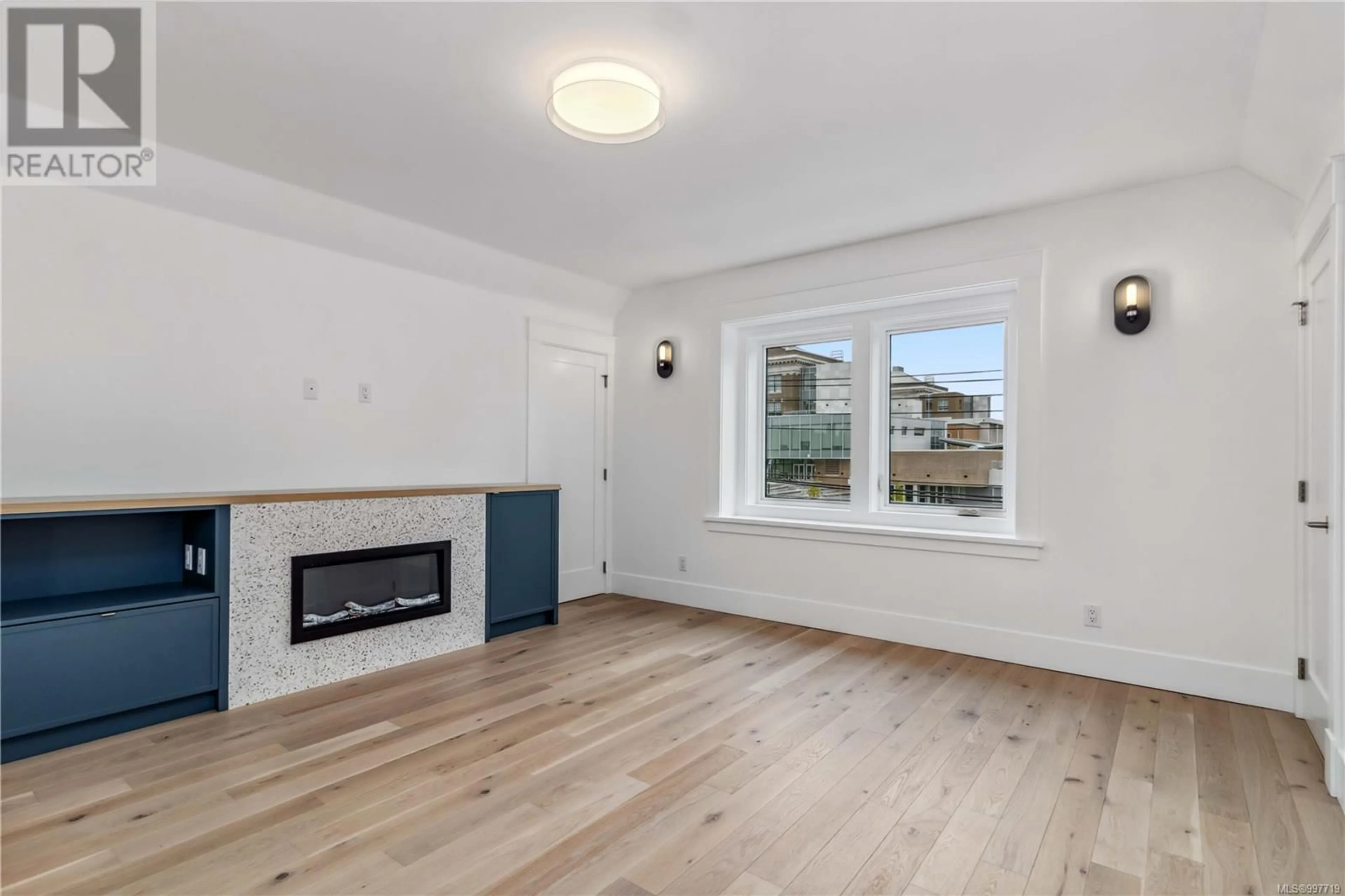 A pic of a room for 4 - 1915 FERNWOOD ROAD, Victoria British Columbia V8T2Y6