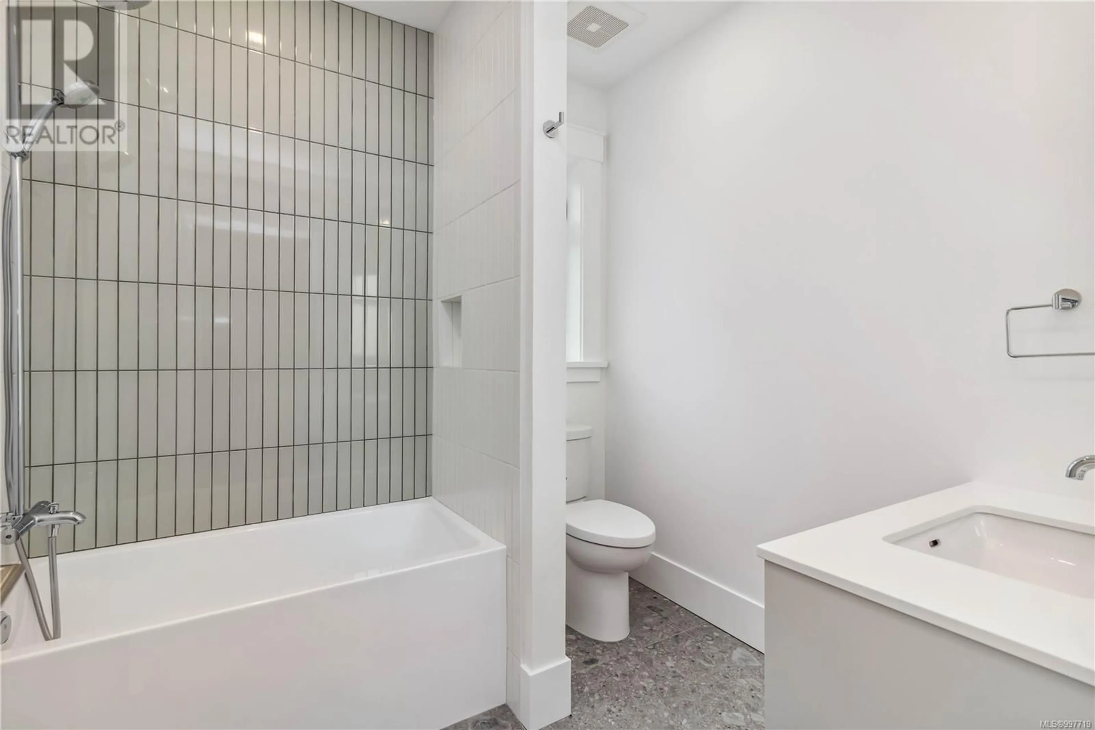 Standard bathroom, ceramic/tile floor for 4 - 1915 FERNWOOD ROAD, Victoria British Columbia V8T2Y6