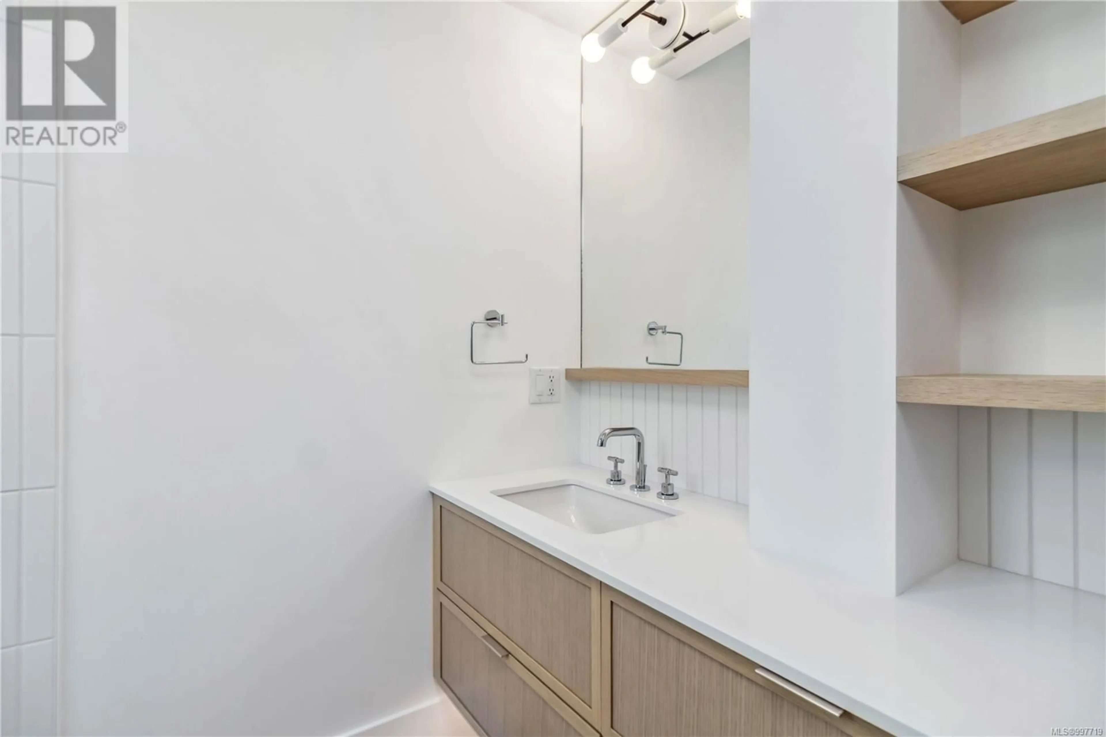 Standard bathroom, ceramic/tile floor for 4 - 1915 FERNWOOD ROAD, Victoria British Columbia V8T2Y6