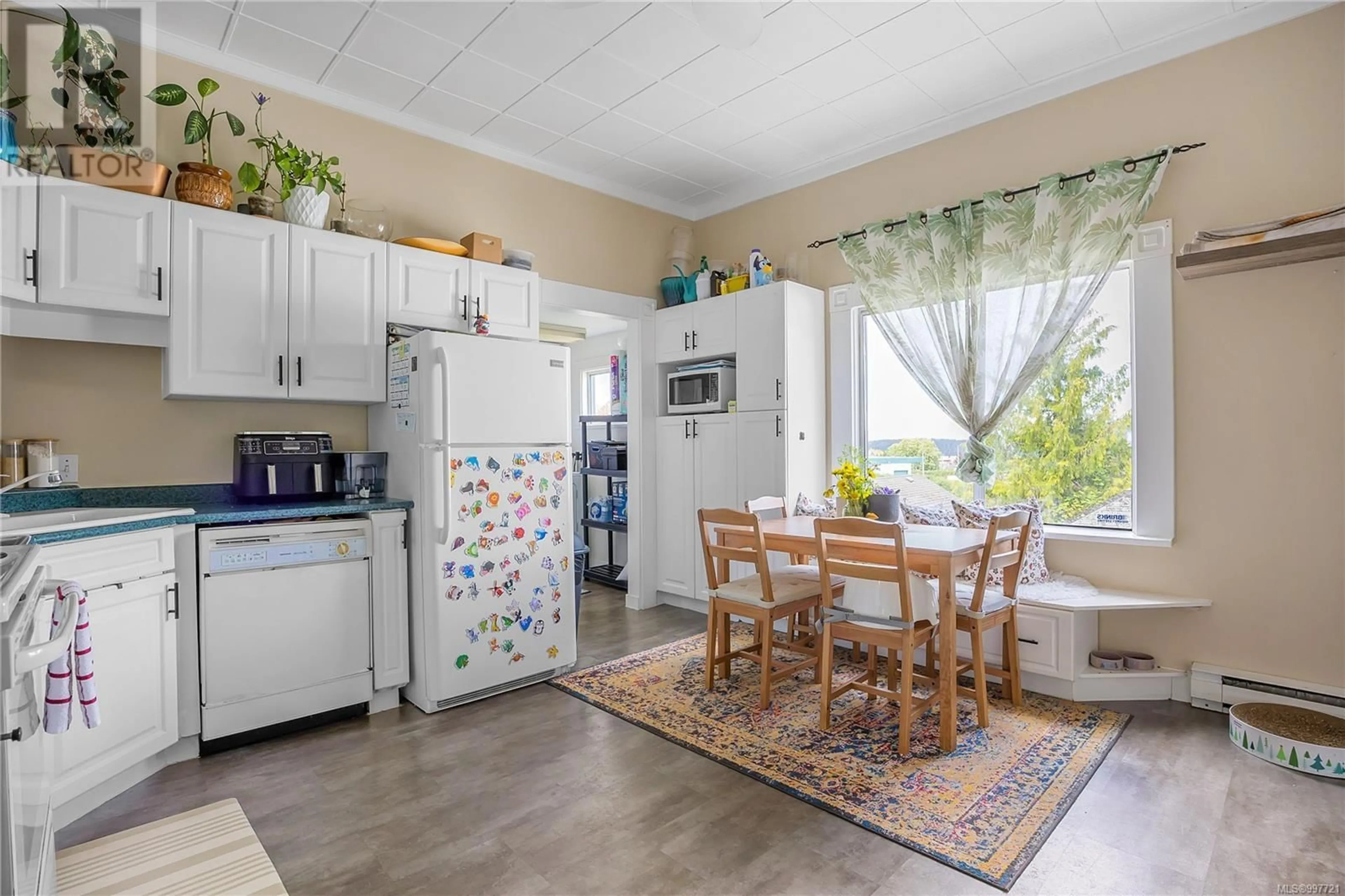 Standard kitchen, ceramic/tile floor for 540 KENNEDY STREET, Nanaimo British Columbia V9R2J7