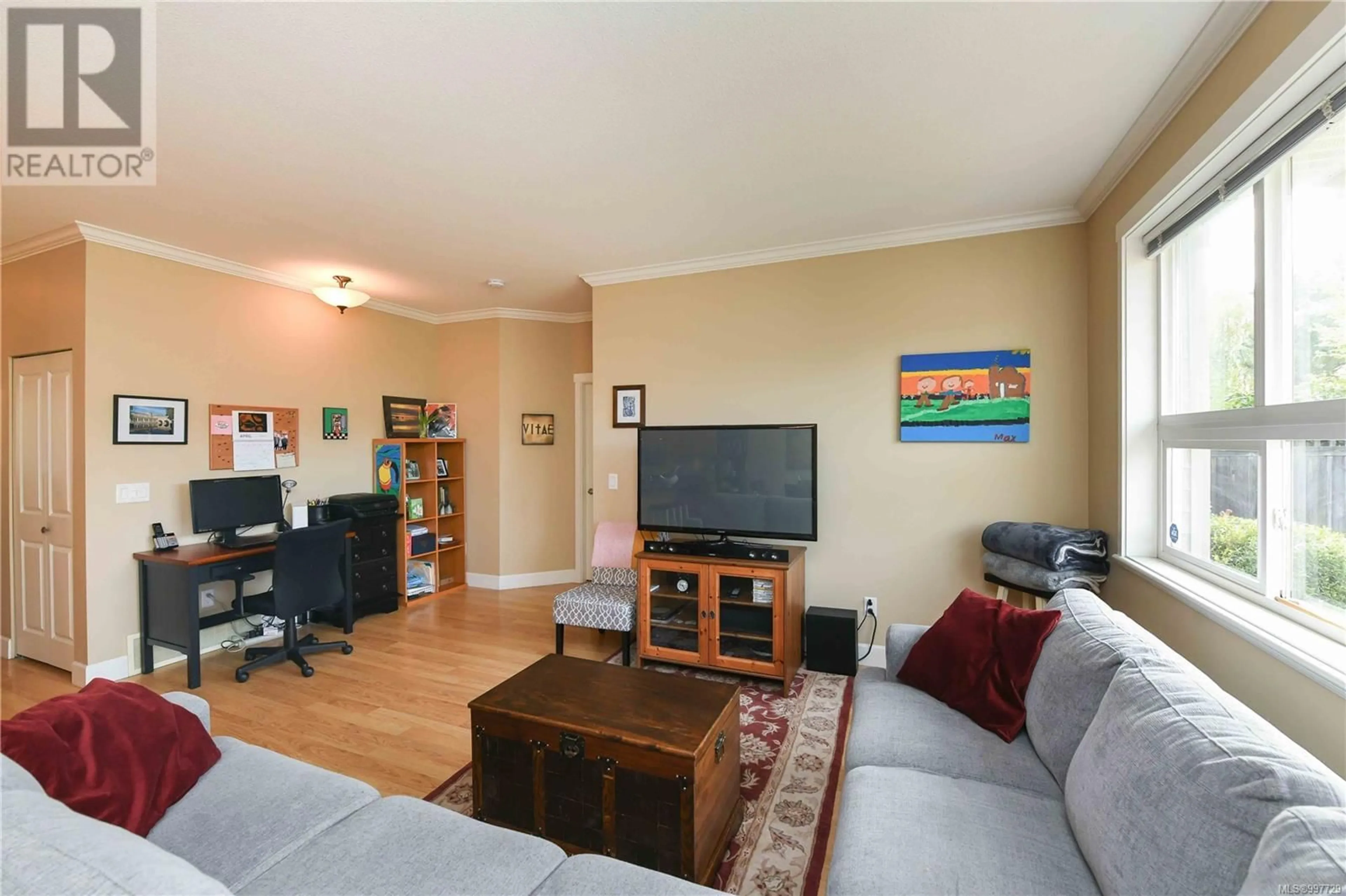 Living room with furniture, wood/laminate floor for 25 - 730 ASPEN ROAD, Comox British Columbia V9M0A4