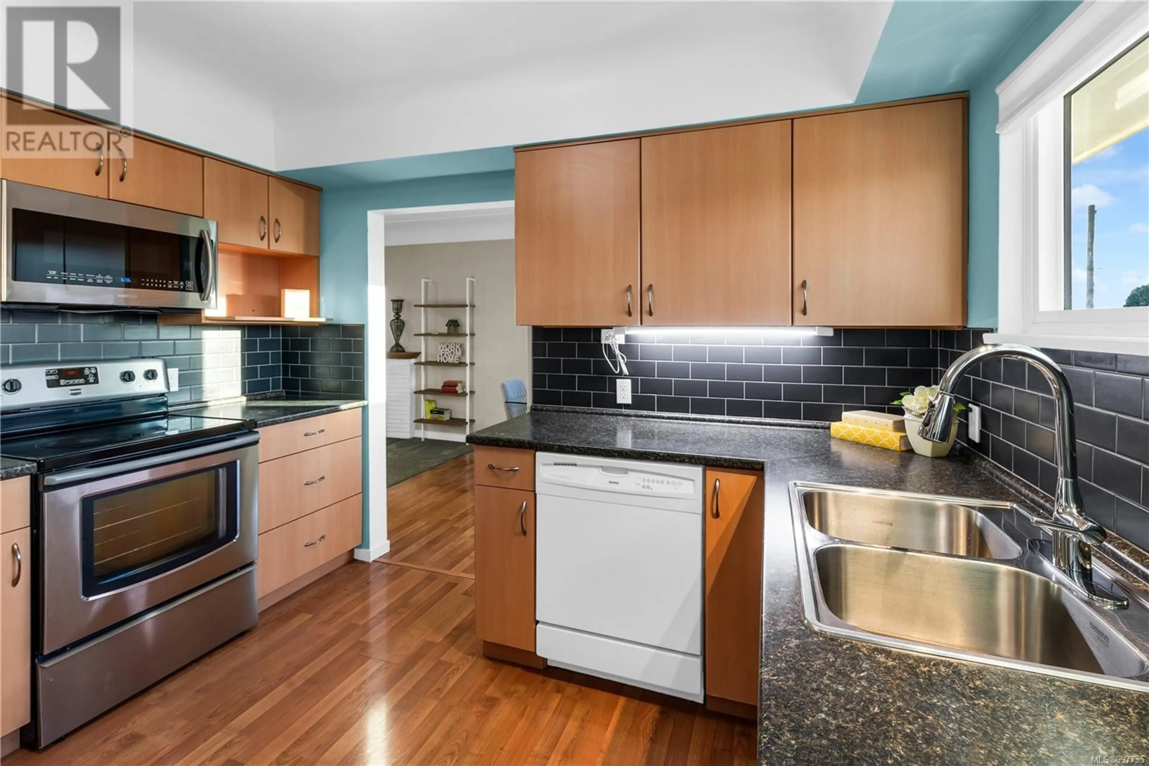 Standard kitchen, unknown for 4150 TYNDALL AVENUE, Saanich British Columbia V8N3R8