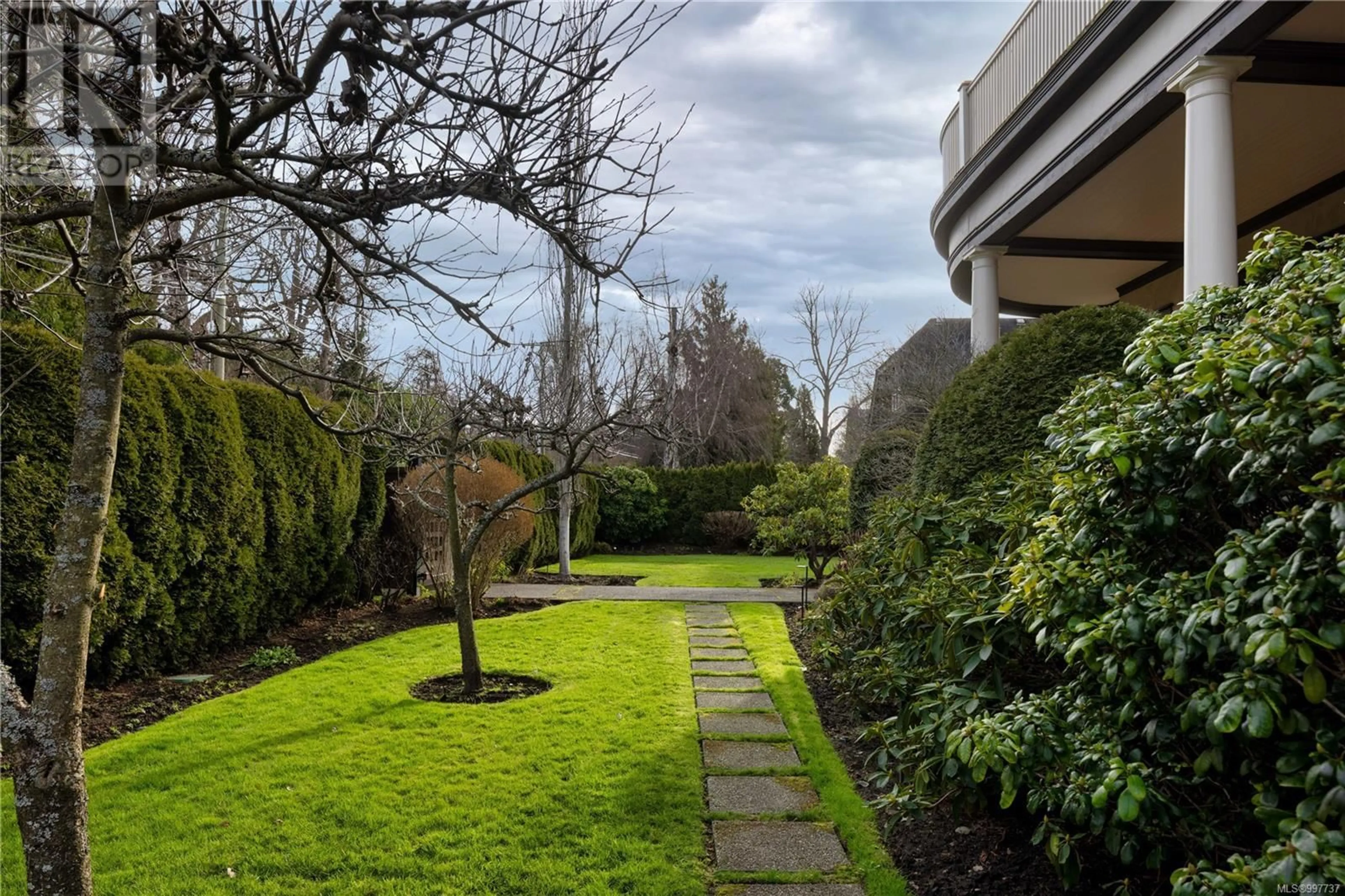 A pic from outside/outdoor area/front of a property/back of a property/a pic from drone, unknown for 1030 ST. CHARLES STREET, Victoria British Columbia V8S3P6