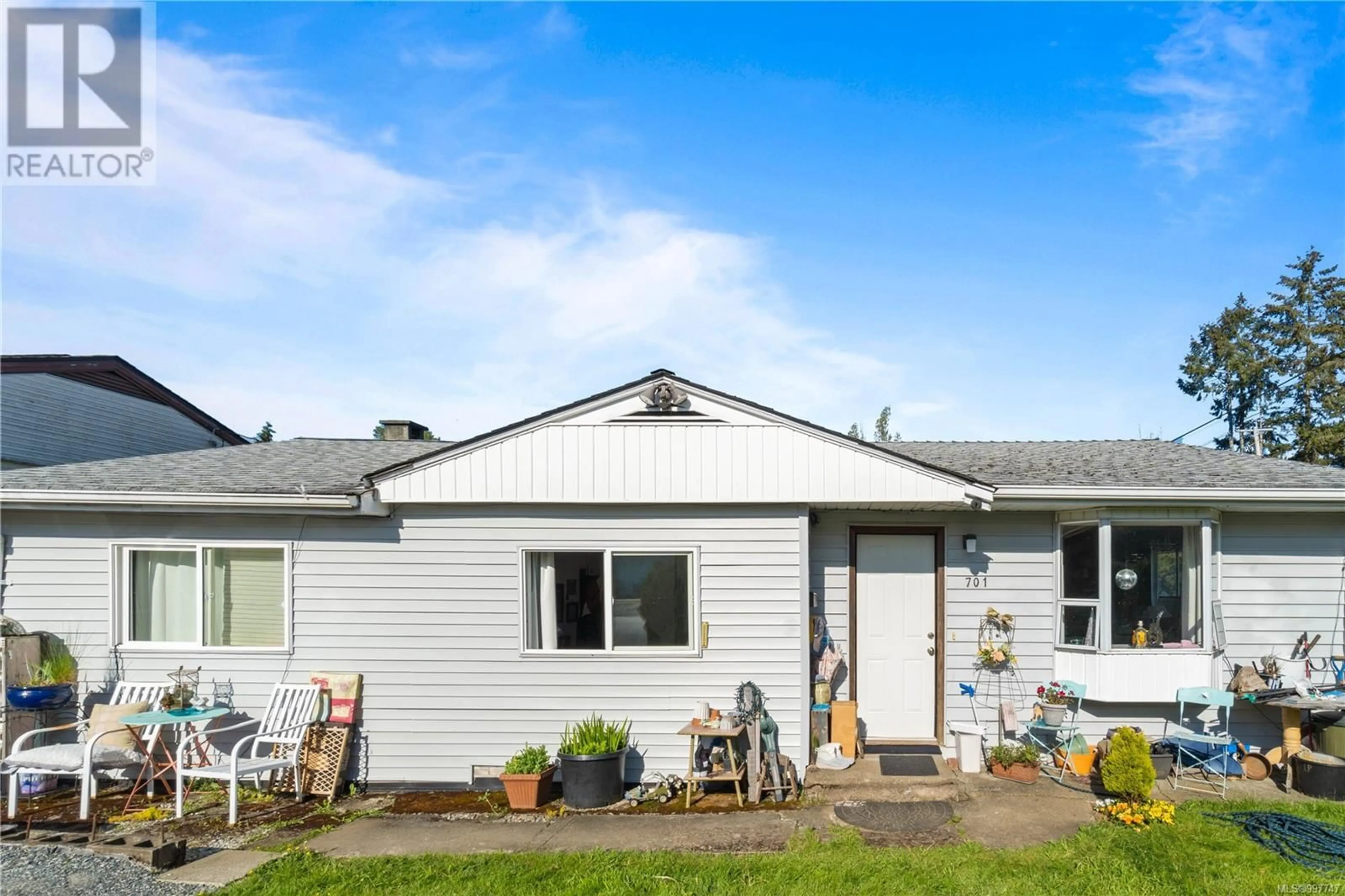 Home with vinyl exterior material, street for 701 STIRLING AVENUE, Nanaimo British Columbia V9R4C9