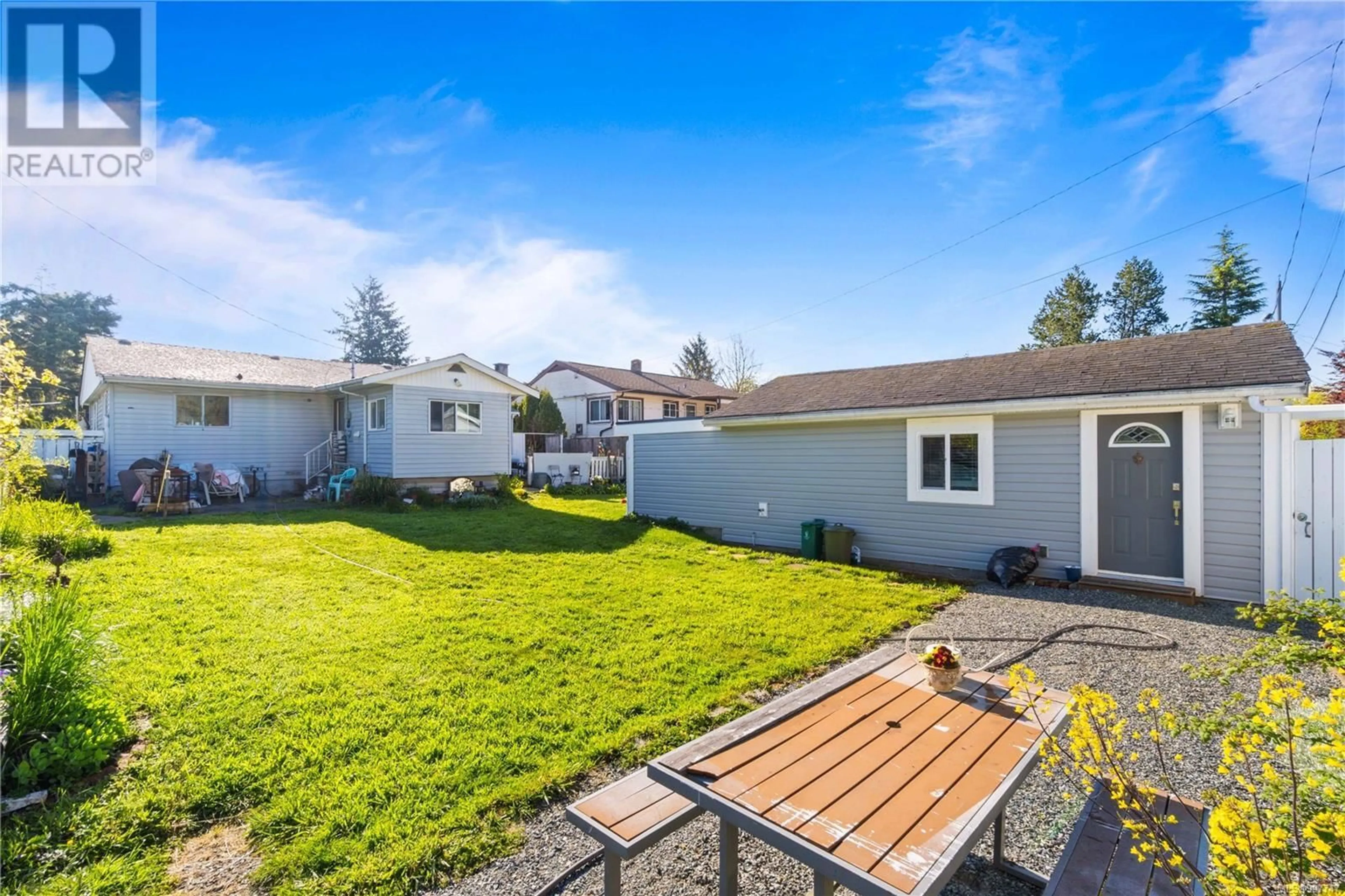 A pic from outside/outdoor area/front of a property/back of a property/a pic from drone, street for 701 STIRLING AVENUE, Nanaimo British Columbia V9R4C9
