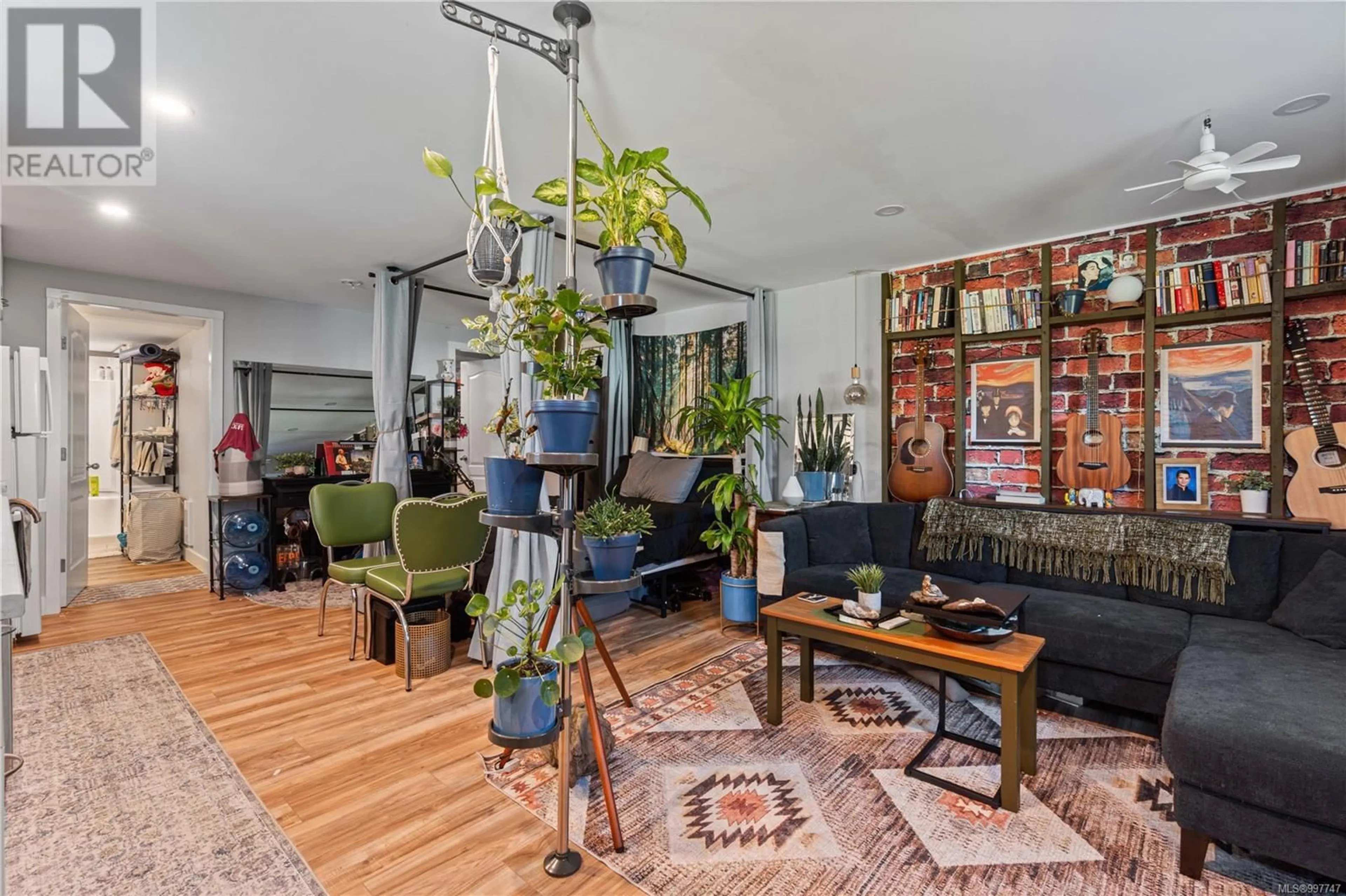 Living room with furniture, unknown for 701 STIRLING AVENUE, Nanaimo British Columbia V9R4C9