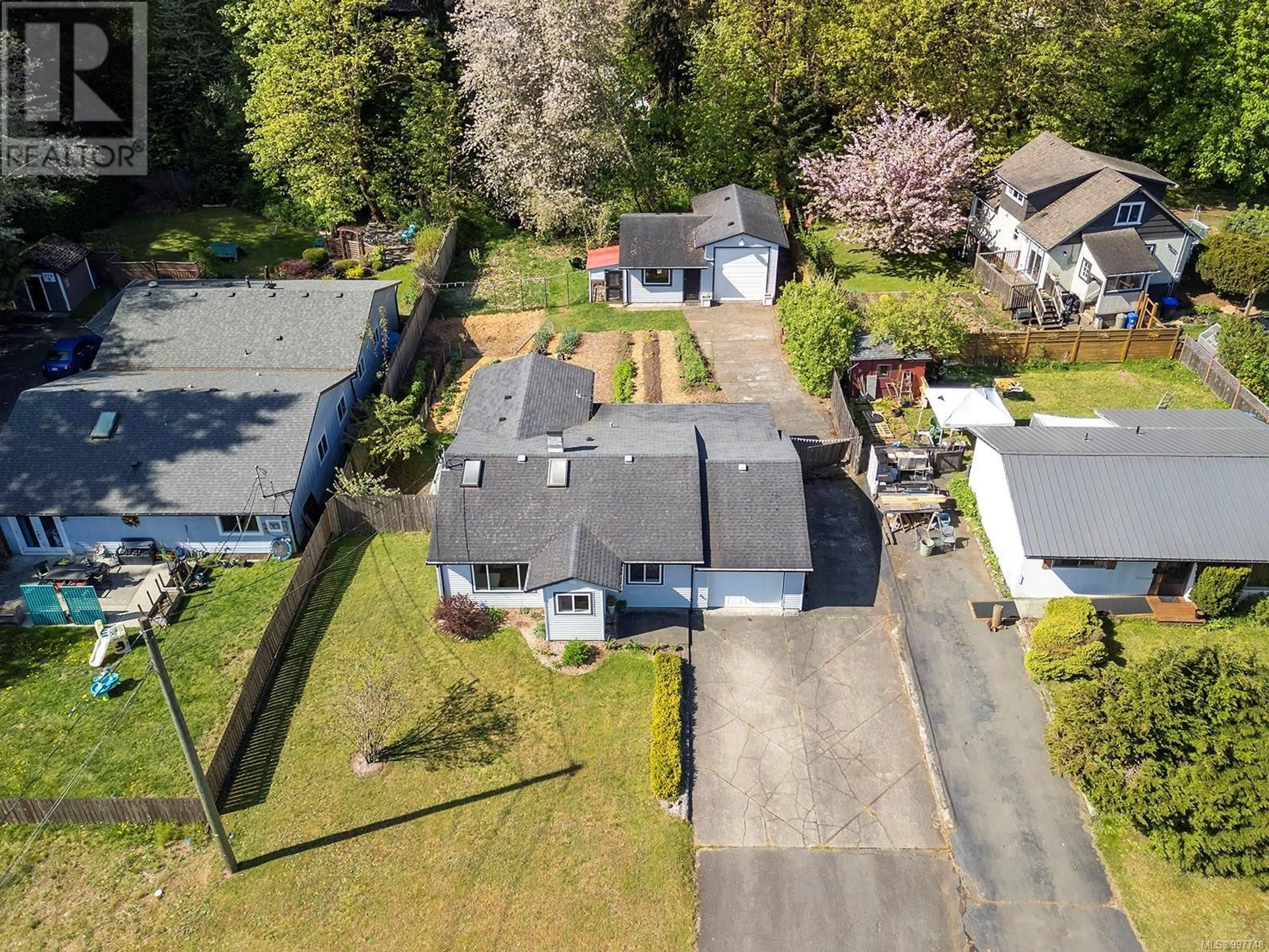 A pic from outside/outdoor area/front of a property/back of a property/a pic from drone, street for 365 WILLEMAR AVENUE, Courtenay British Columbia V9N3L3