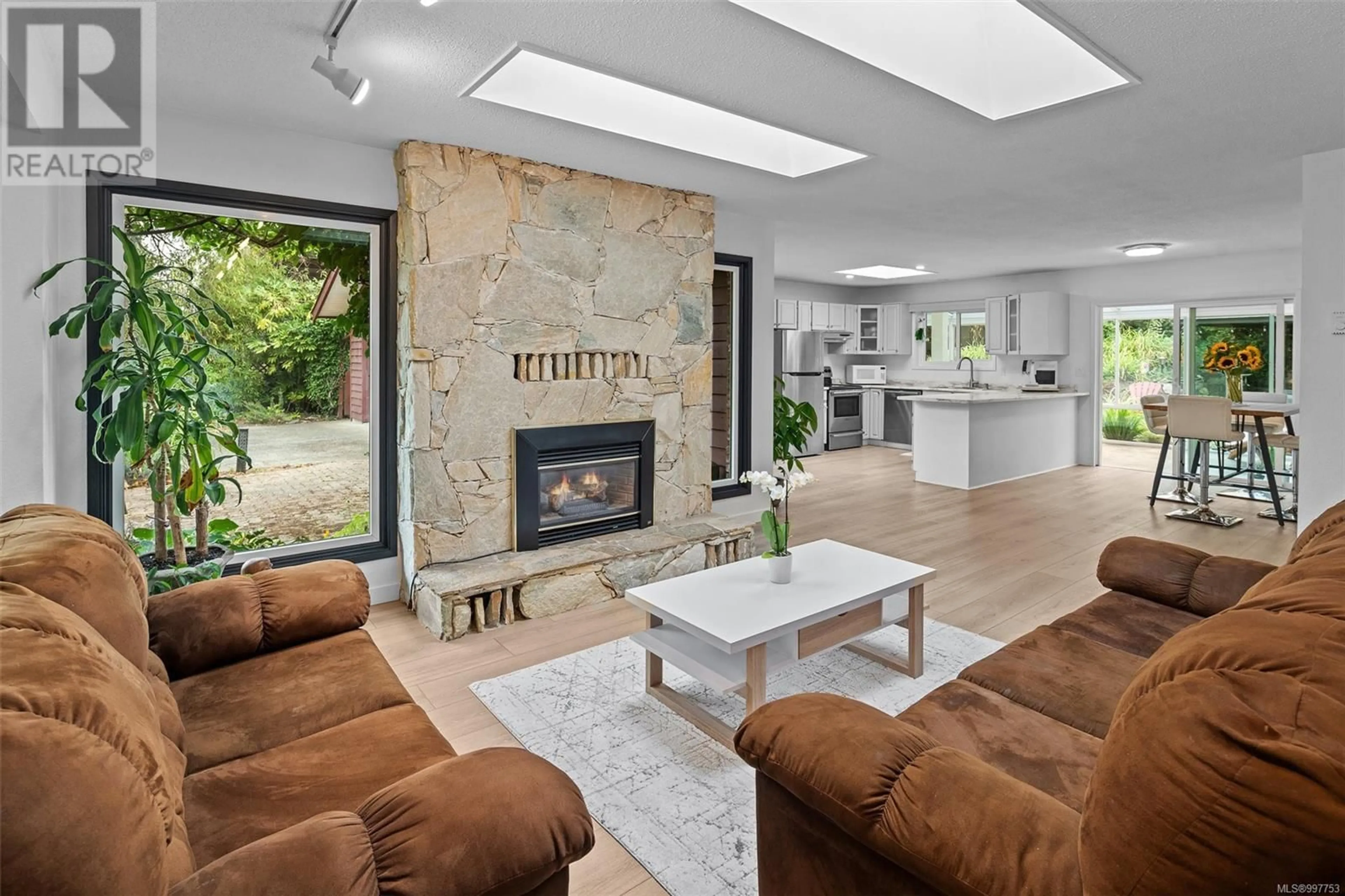 Living room with furniture, ceramic/tile floor for 1373 TREEBANK ROAD WEST, Esquimalt British Columbia V9A6Y7