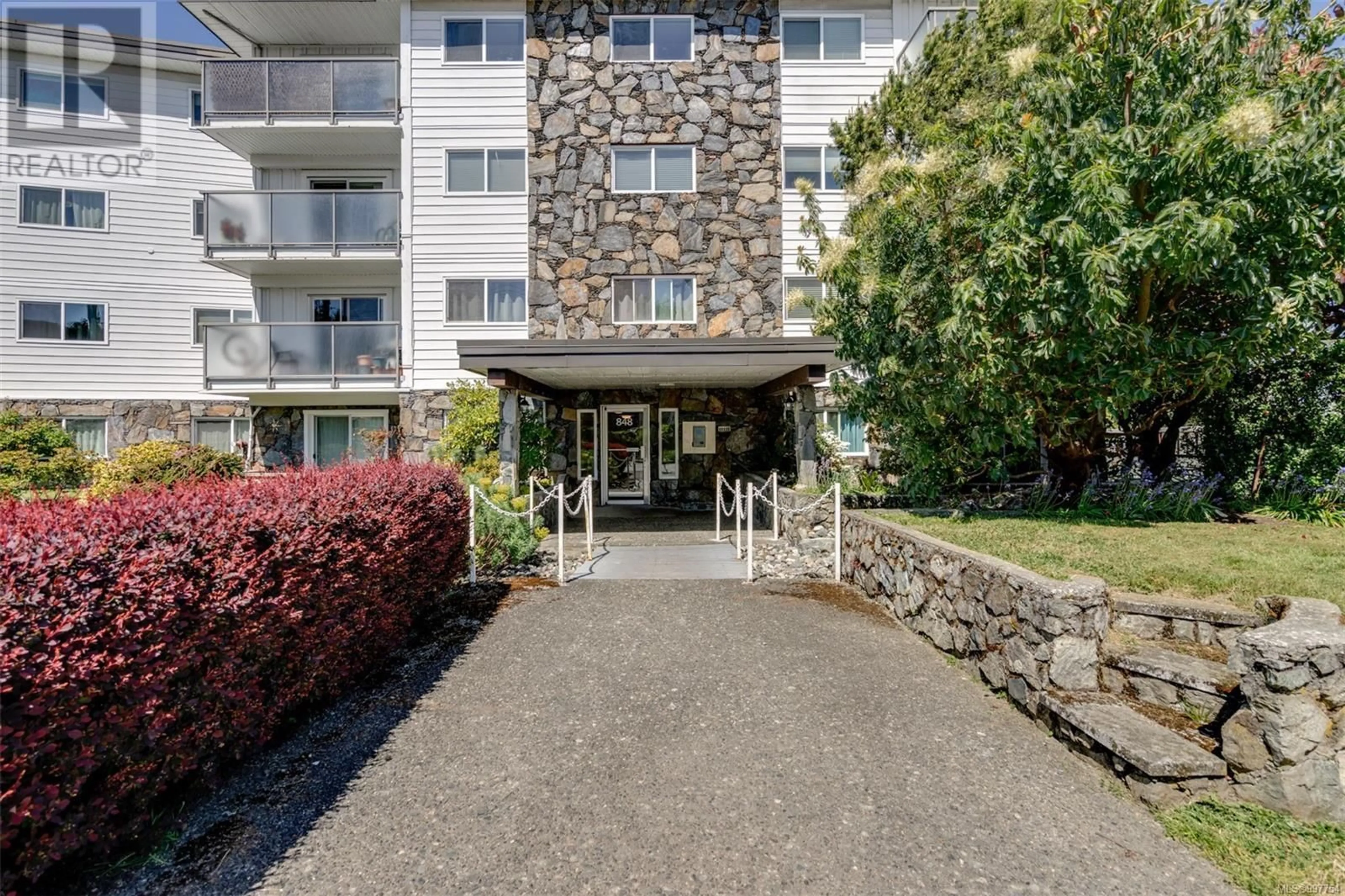 Indoor foyer for 208 - 848 ESQUIMALT ROAD, Esquimalt British Columbia V9A6W9