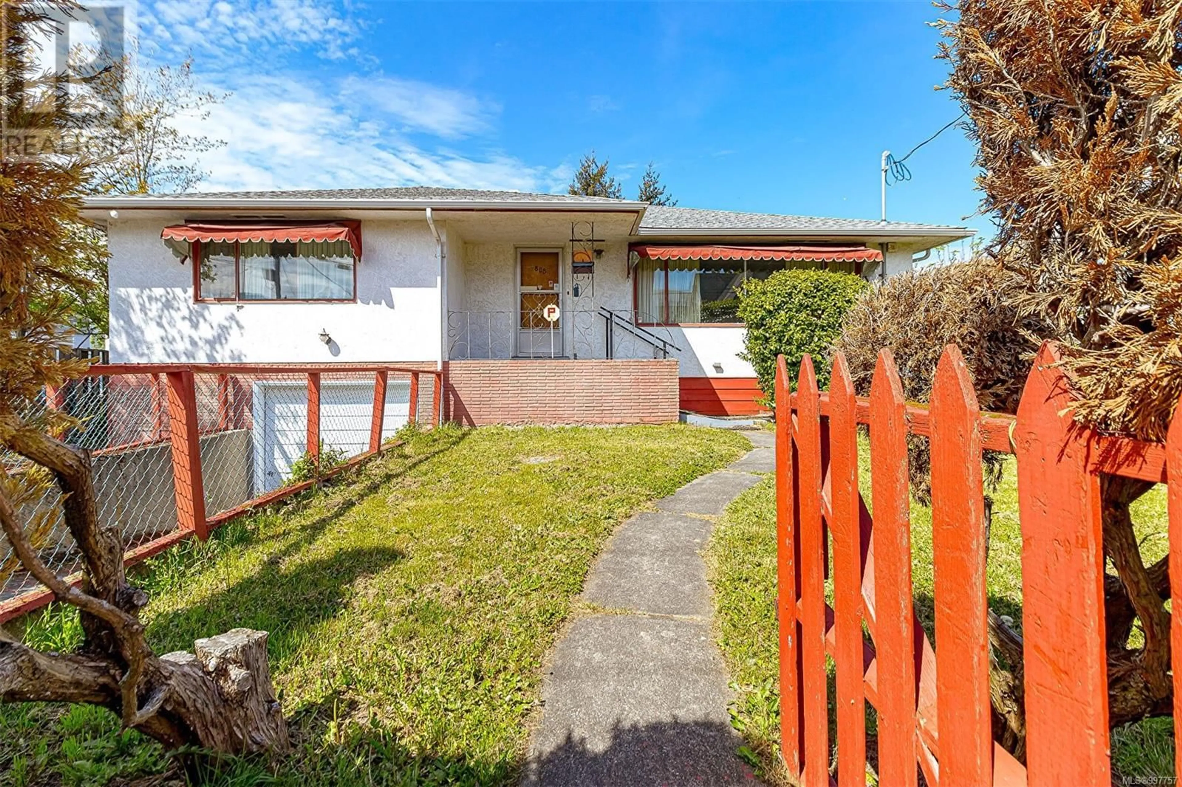 A pic from outside/outdoor area/front of a property/back of a property/a pic from drone, street for 808 PRINCESS AVENUE, Victoria British Columbia V8T1K8