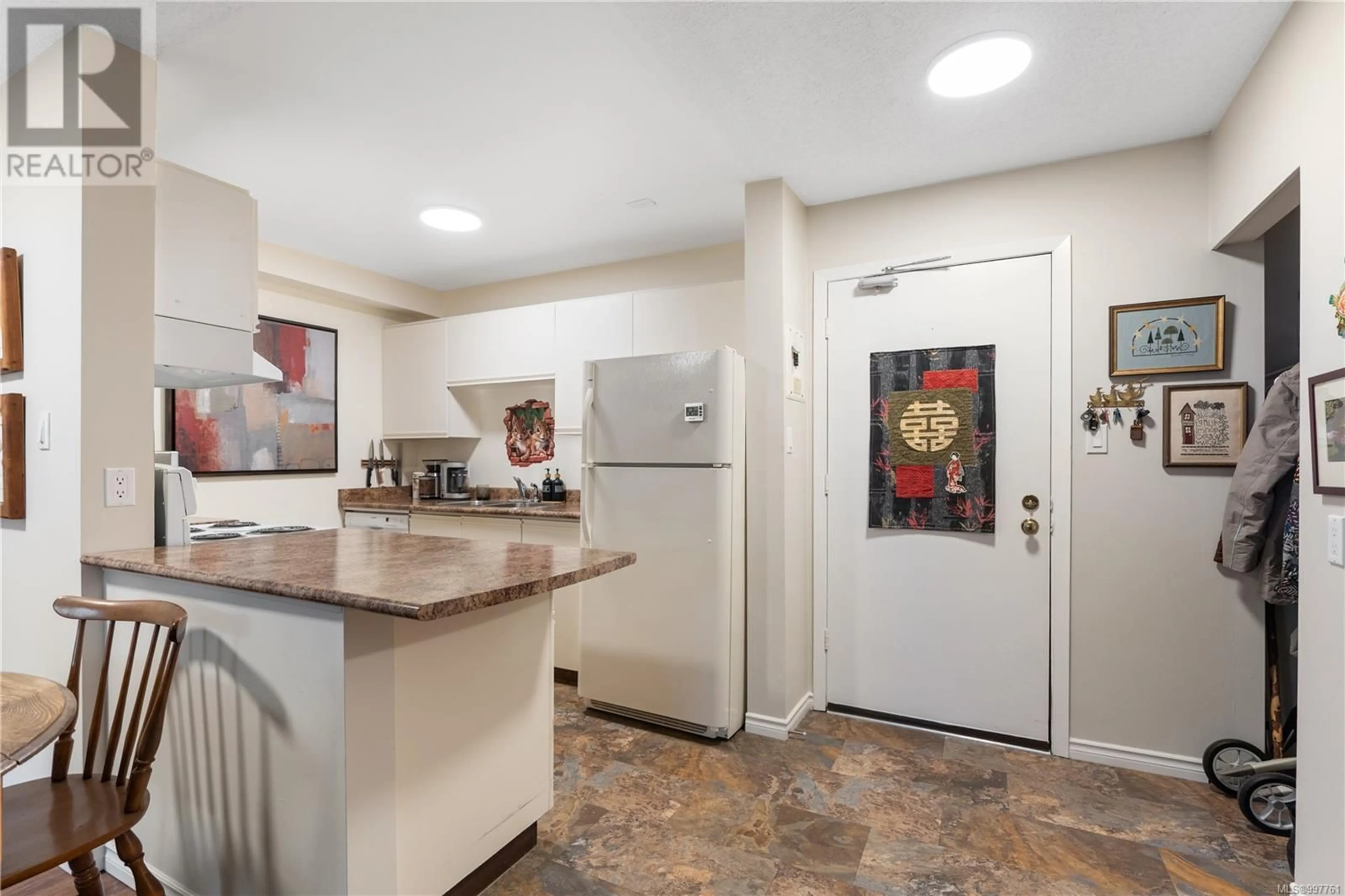 Standard kitchen, ceramic/tile floor for 115 - 10110 FIFTH STREET, Sidney British Columbia V8L2X9