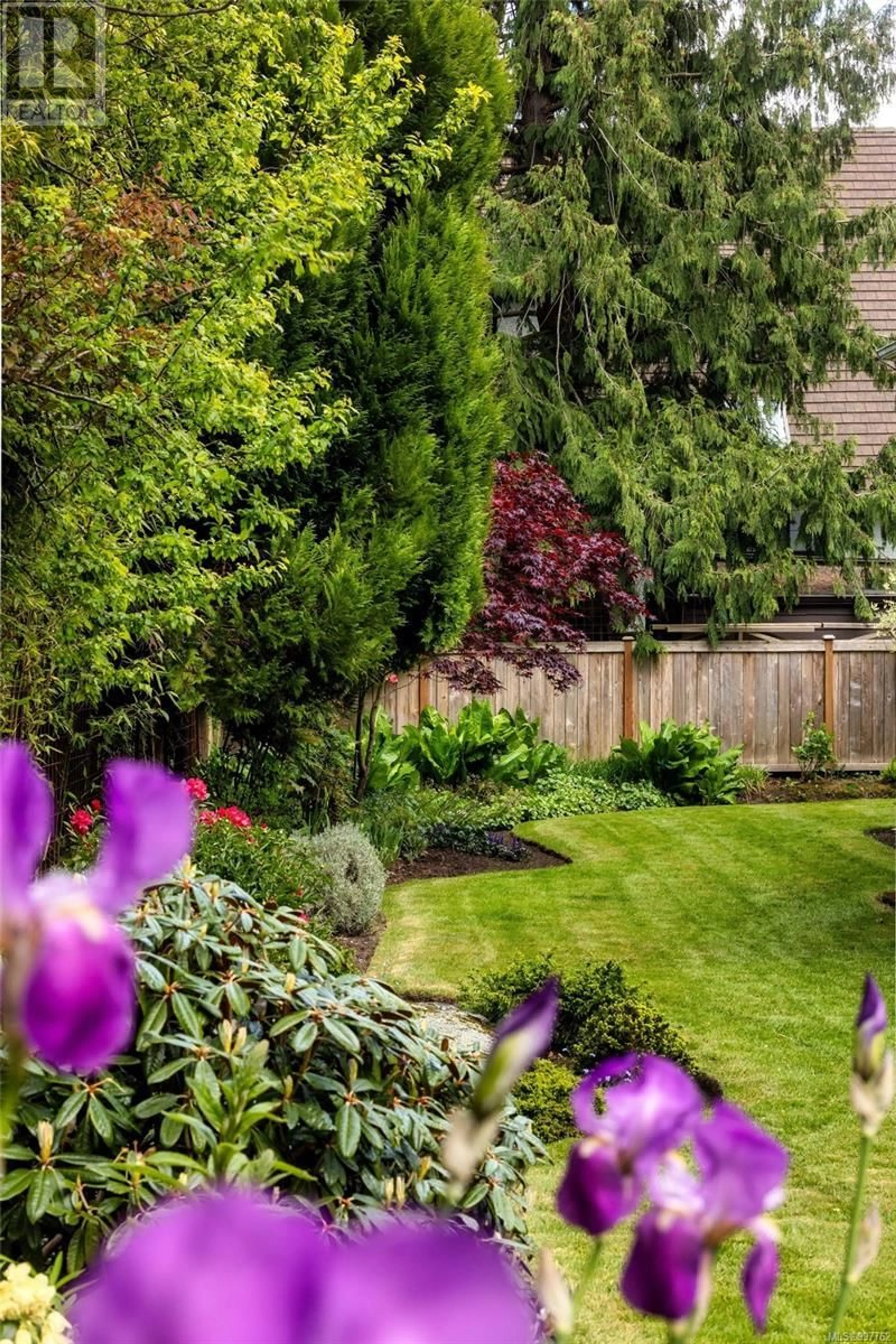 Patio, street for 1235 TRANSIT ROAD, Oak Bay British Columbia V8S5A4