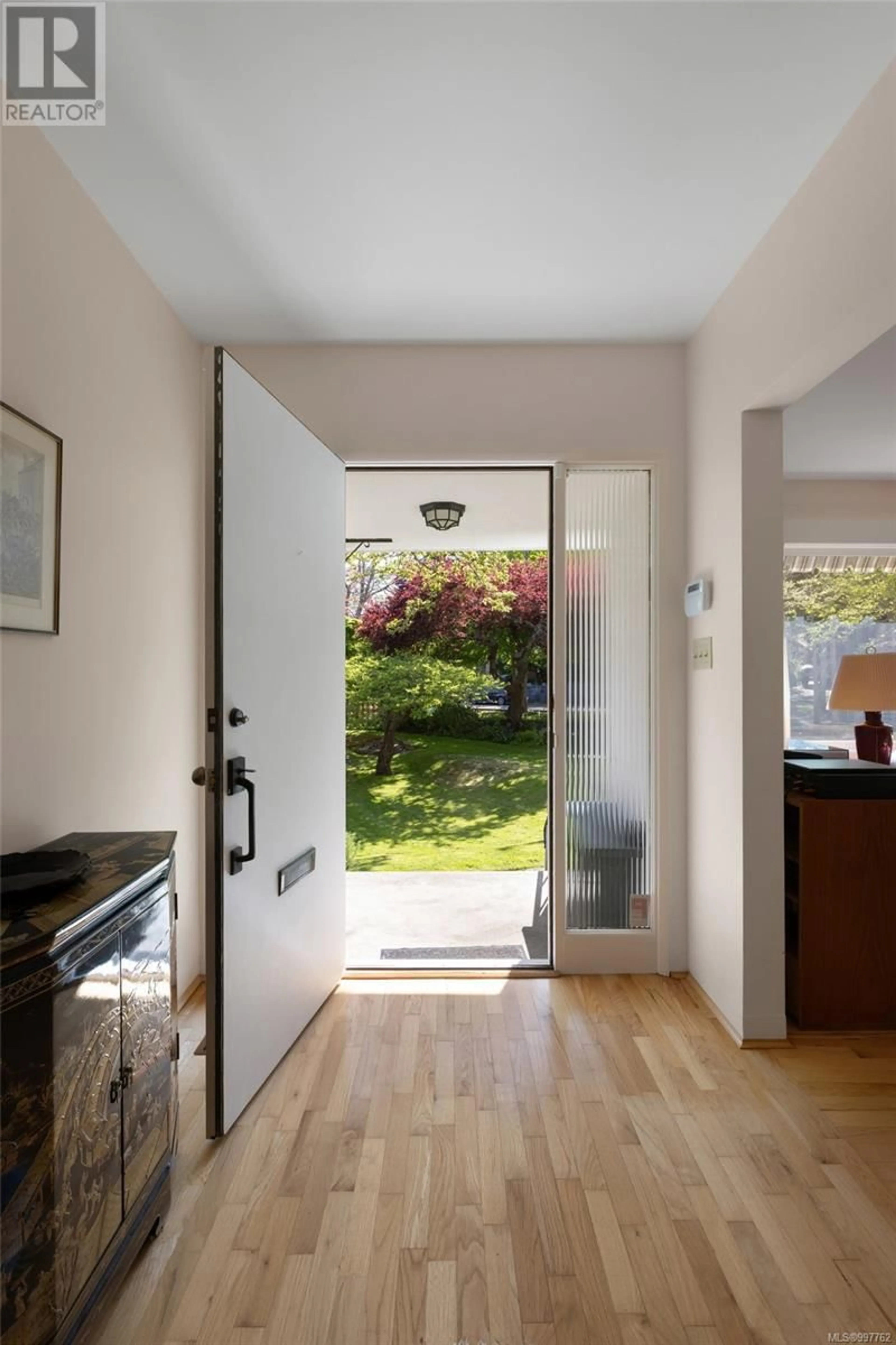 Indoor entryway for 1235 TRANSIT ROAD, Oak Bay British Columbia V8S5A4