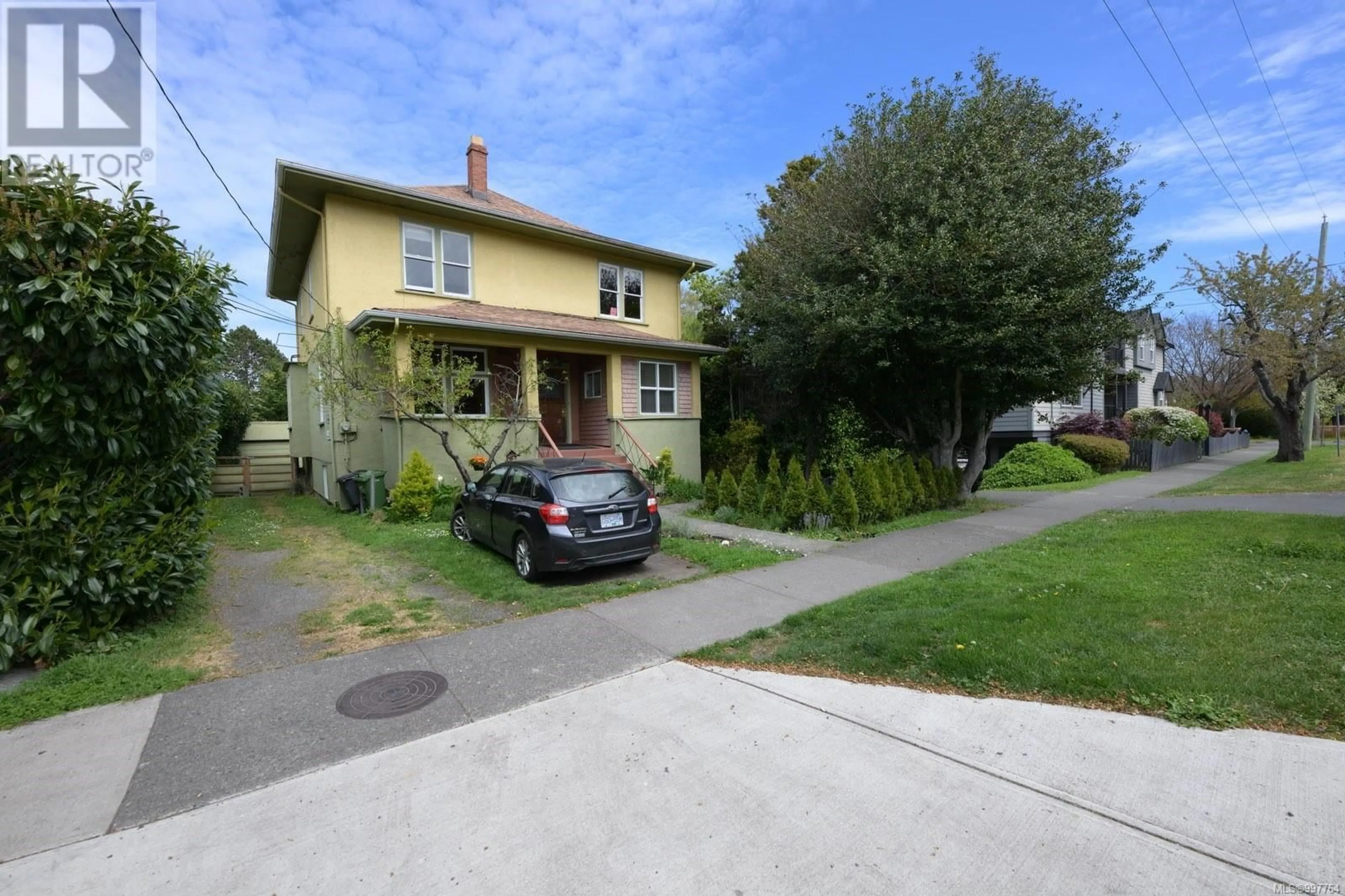 A pic from outside/outdoor area/front of a property/back of a property/a pic from drone, street for 1138 OXFORD STREET, Victoria British Columbia V8V2V3