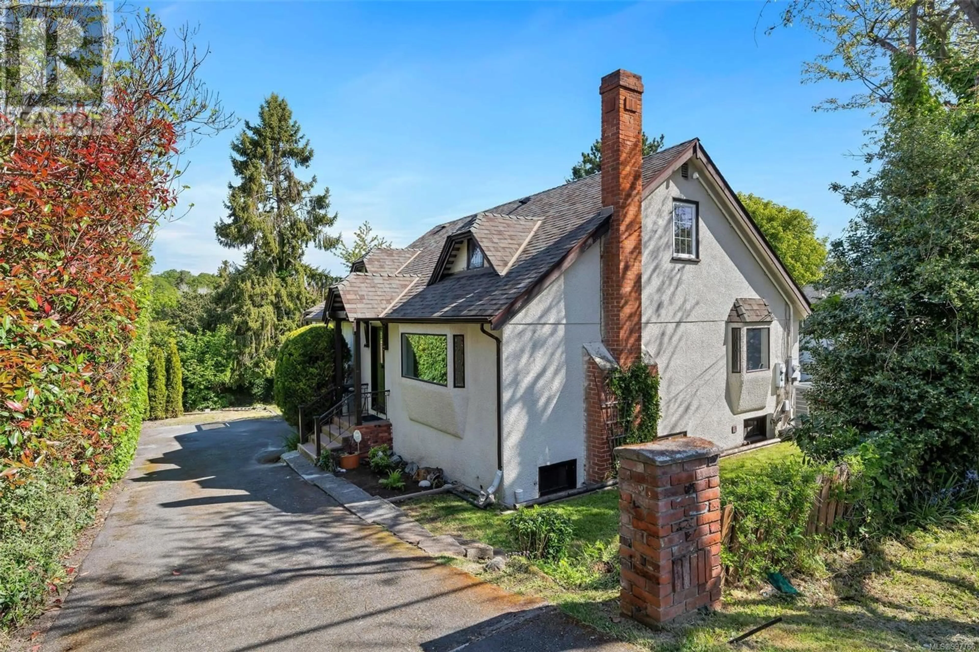 A pic from outside/outdoor area/front of a property/back of a property/a pic from drone, street for 1498 DERBY ROAD, Saanich British Columbia V8P1T5