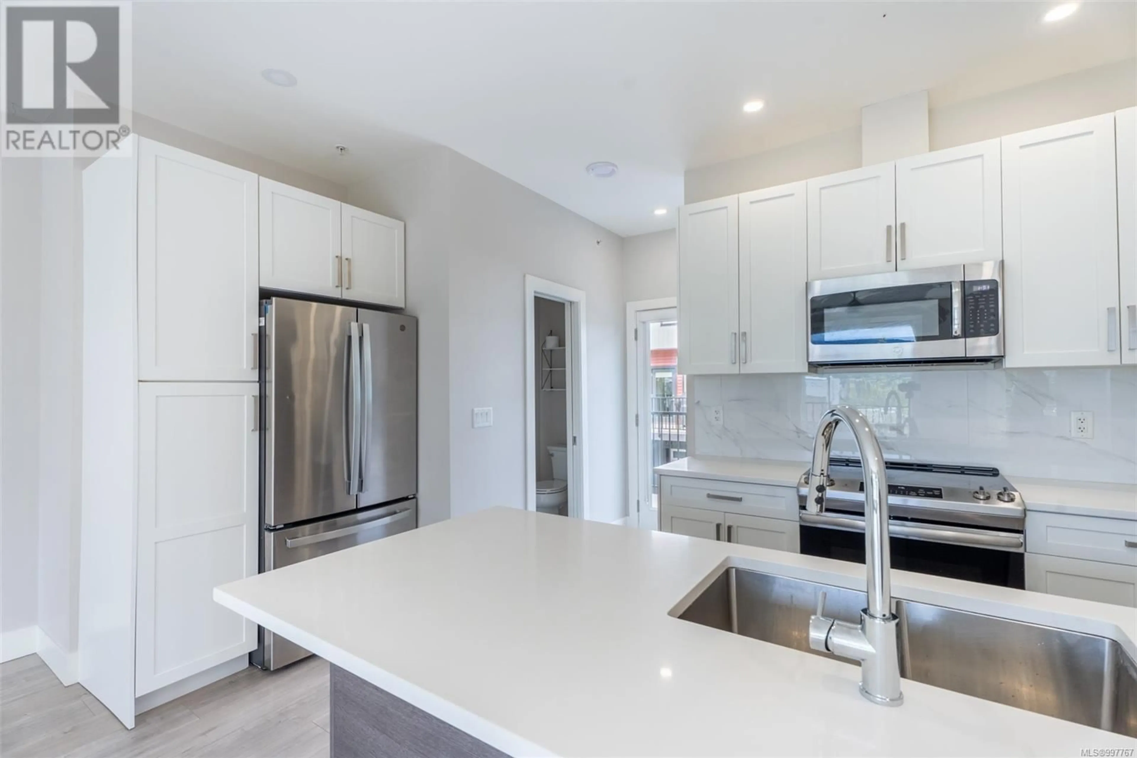 Open concept kitchen, ceramic/tile floor for 107 - 1726 KERRISDALE ROAD, Nanaimo British Columbia V9S1N5