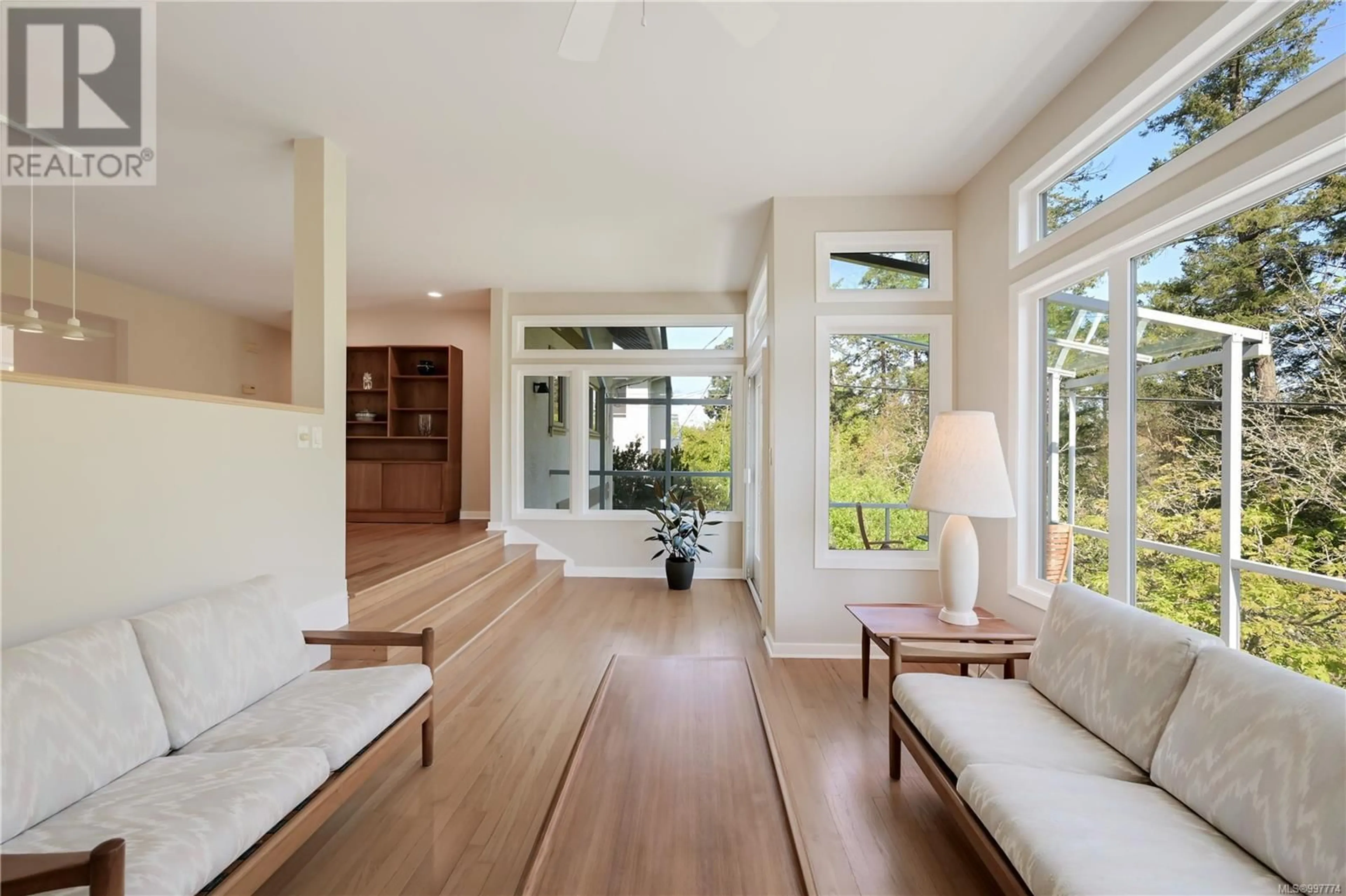 Indoor entryway for 710 BROOKRIDGE PLACE, Saanich British Columbia V8Z3B9