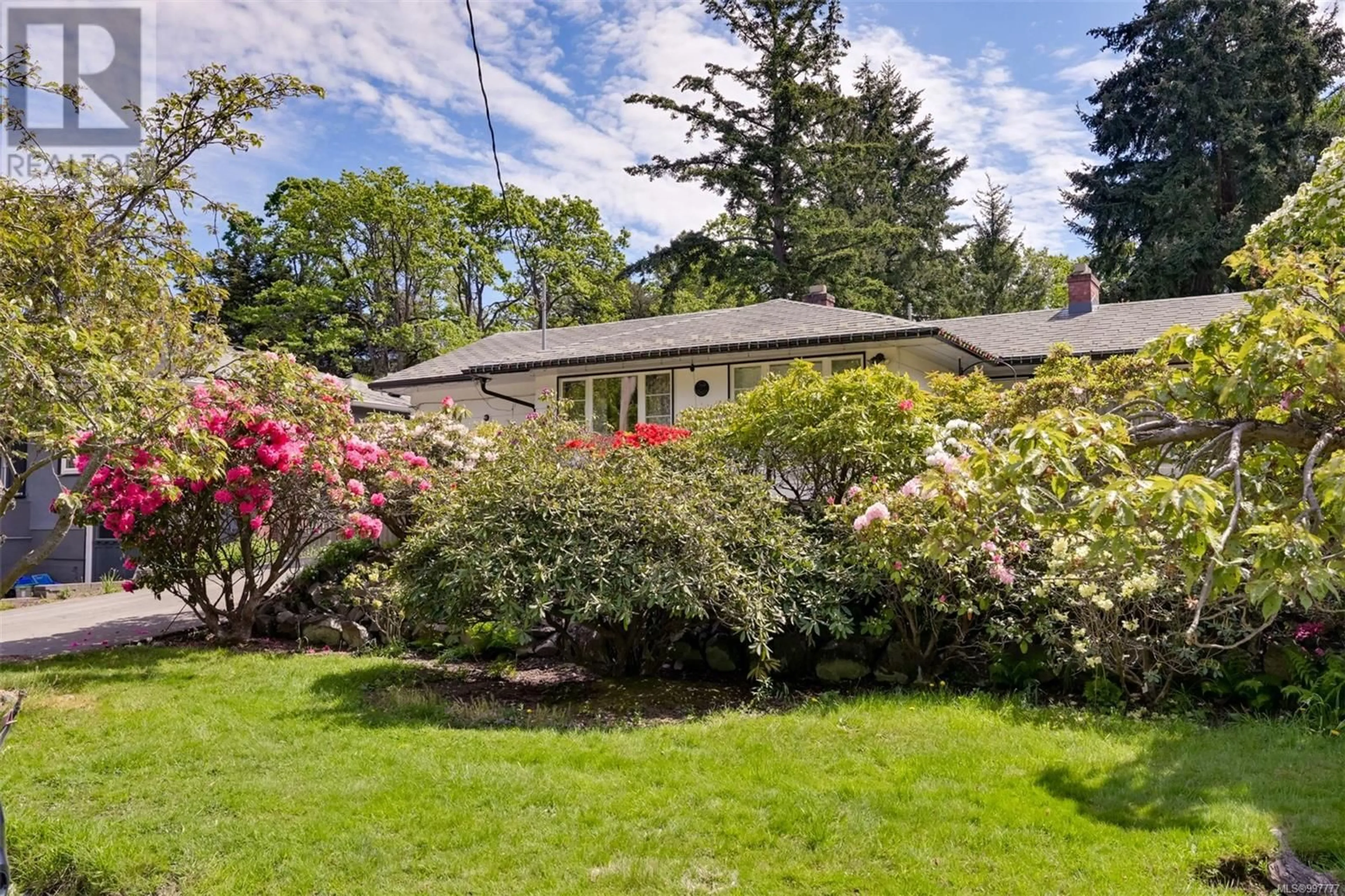 Patio, street for 1233 TATTERSALL DRIVE, Saanich British Columbia V8P1Y8