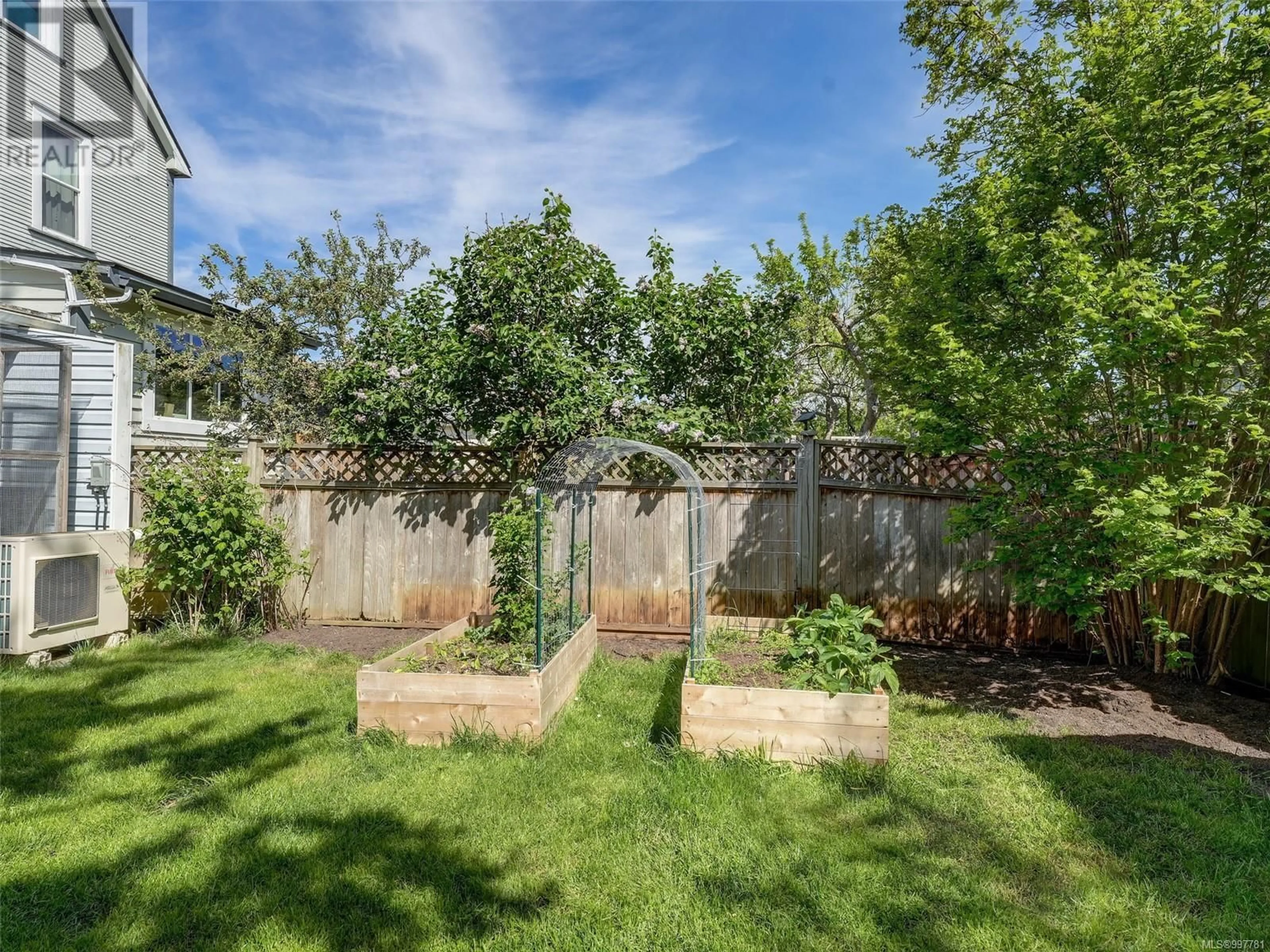 Patio, street for 2551 PRIOR STREET, Victoria British Columbia V8T3X5