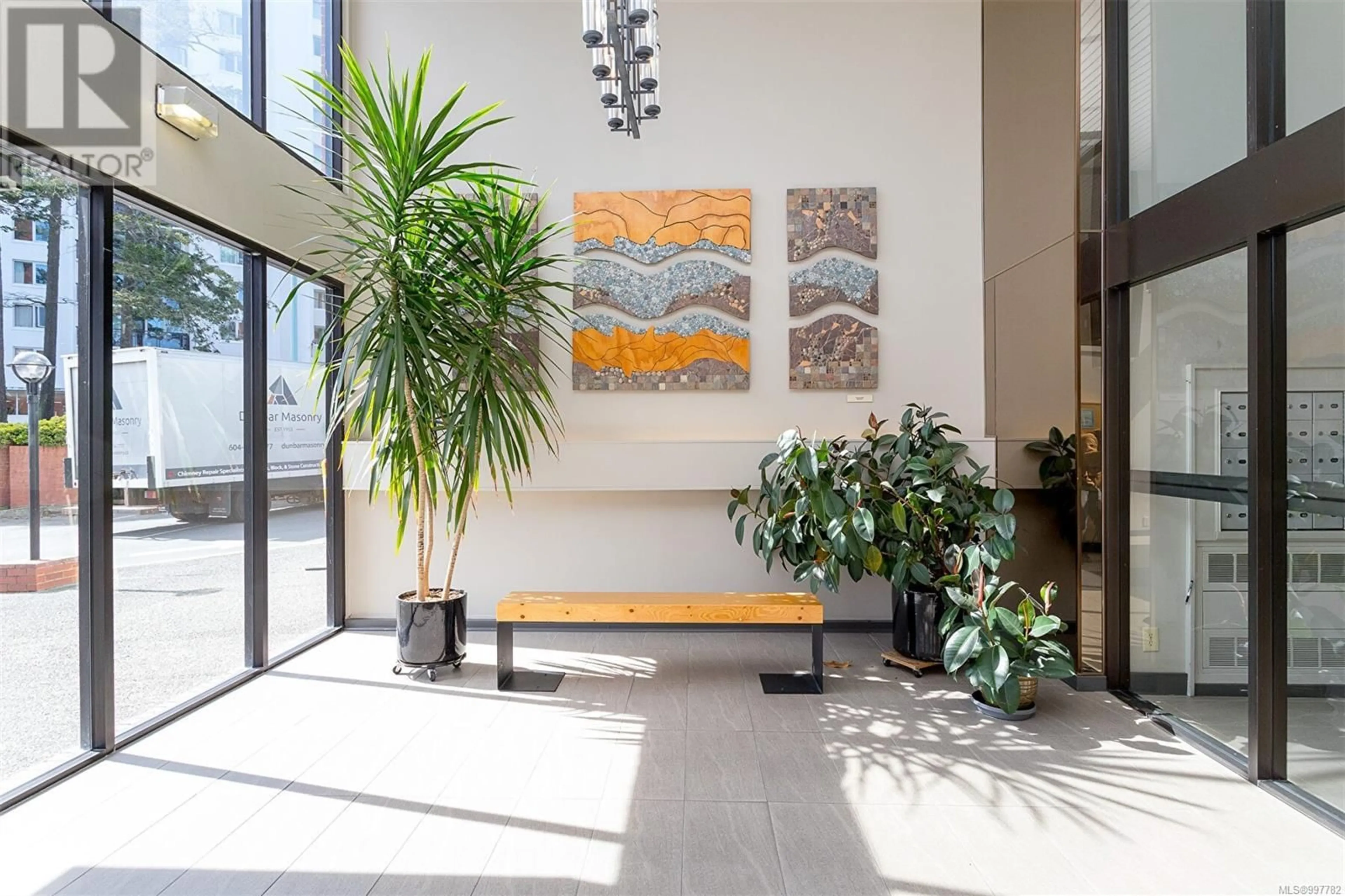 Indoor foyer for 906 - 327 MAITLAND STREET, Victoria British Columbia V9A7G7