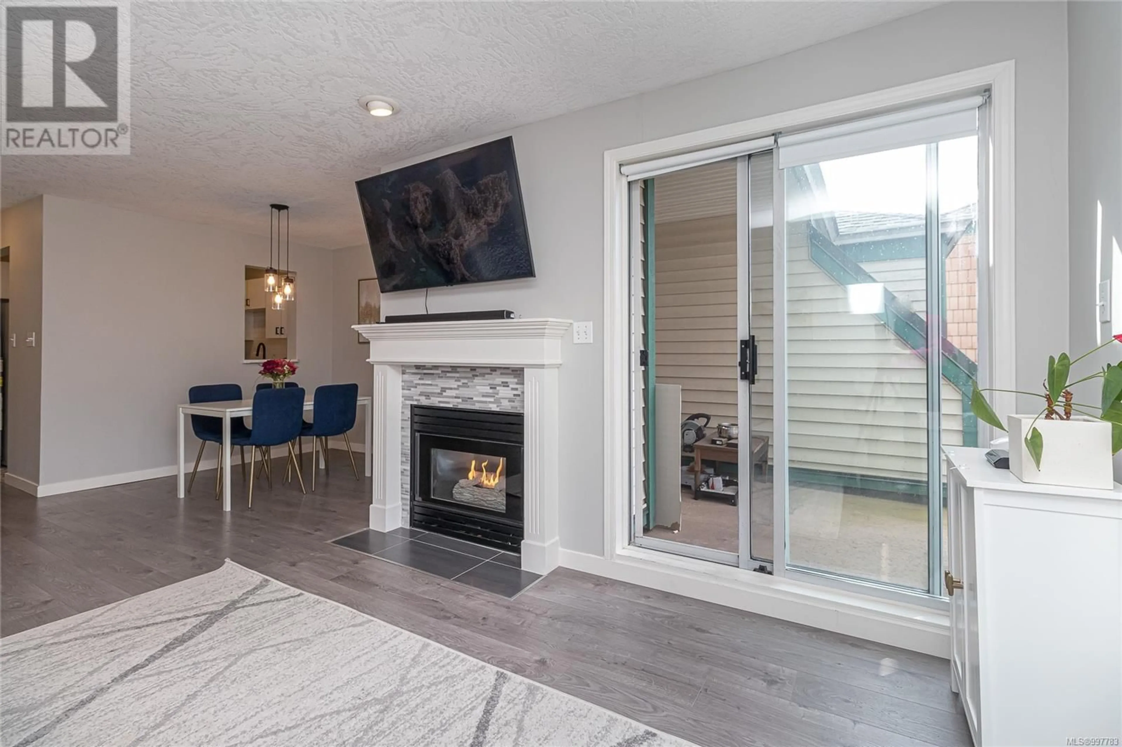 Living room with furniture, unknown for 411 - 894 VERNON AVENUE, Saanich British Columbia V8X2W6