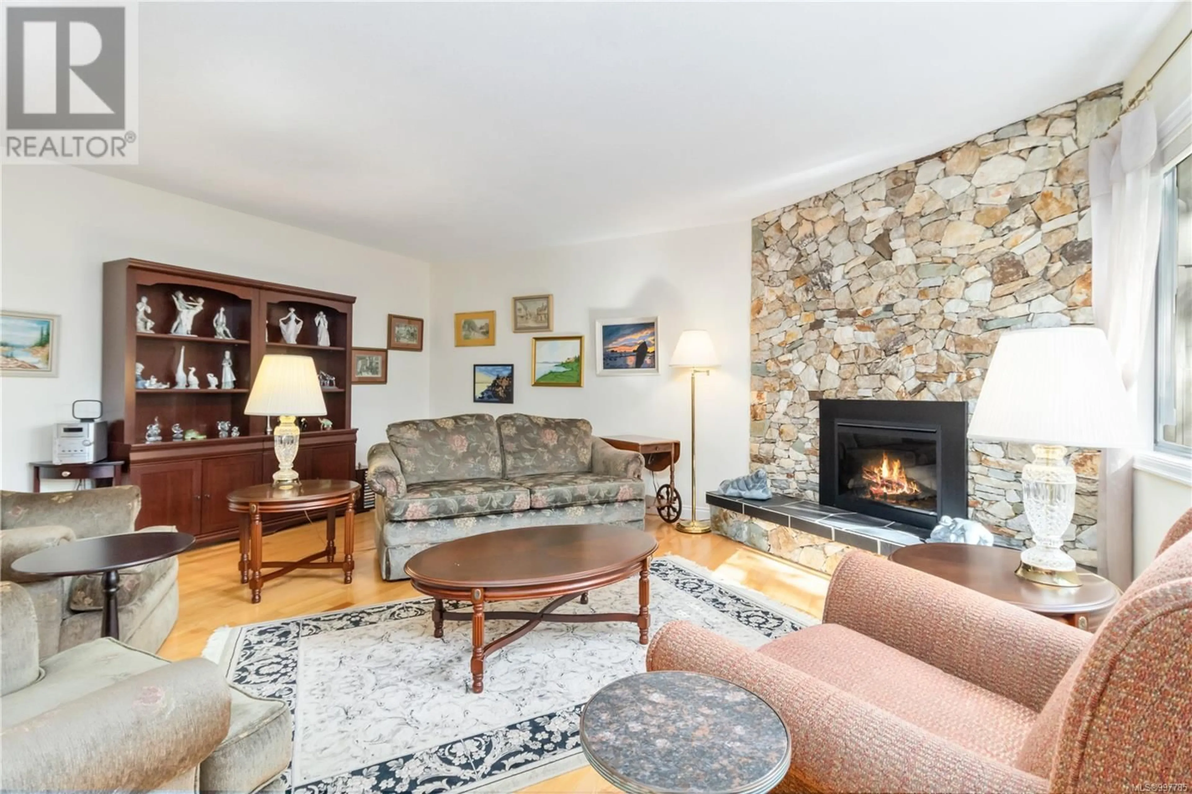Living room with furniture, unknown for 8 - 4041 SAANICH ROAD, Saanich British Columbia V8X1Z2