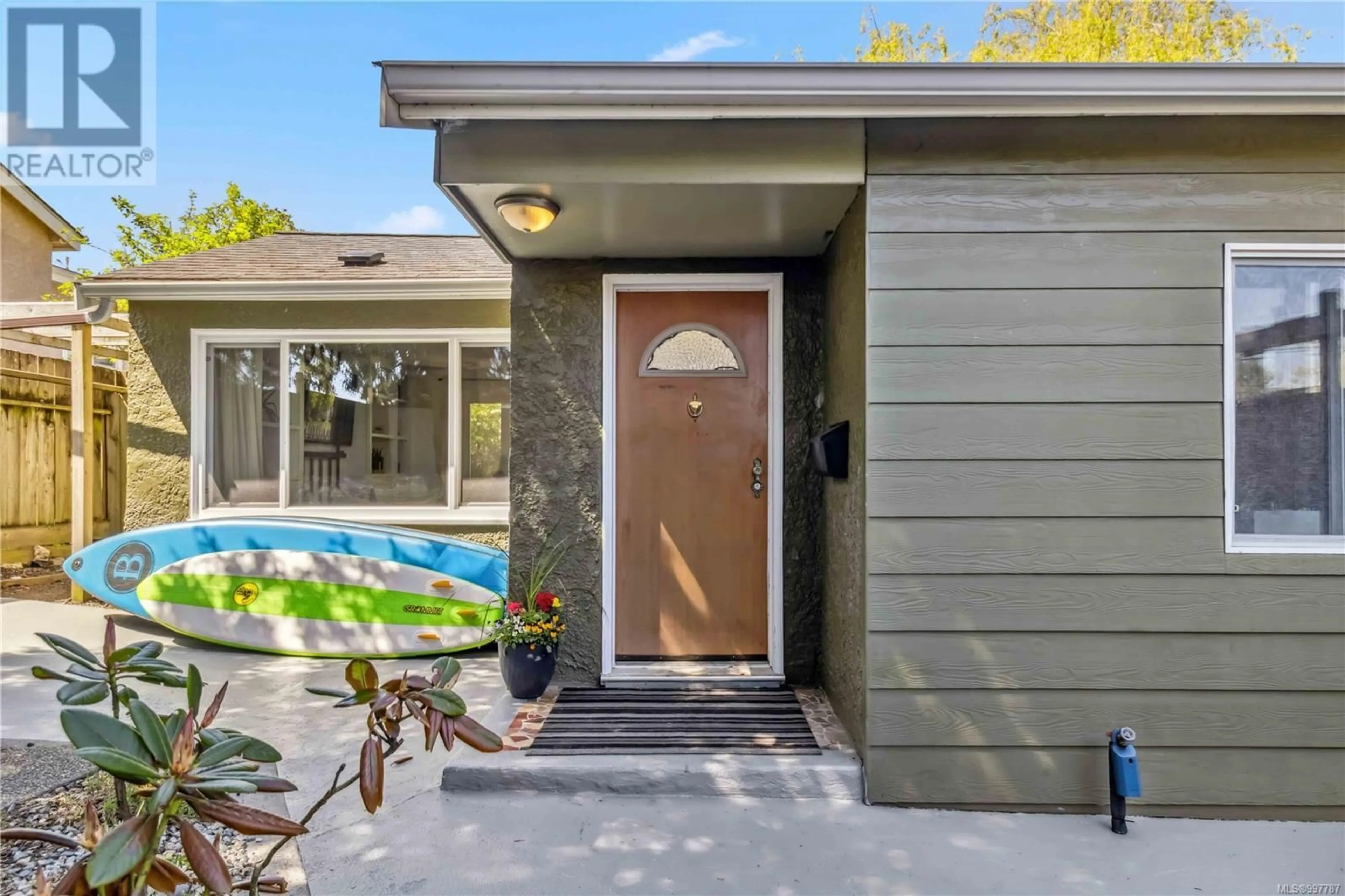 Home with vinyl exterior material, street for 3266 HARRIET ROAD, Saanich British Columbia V8Z3S2