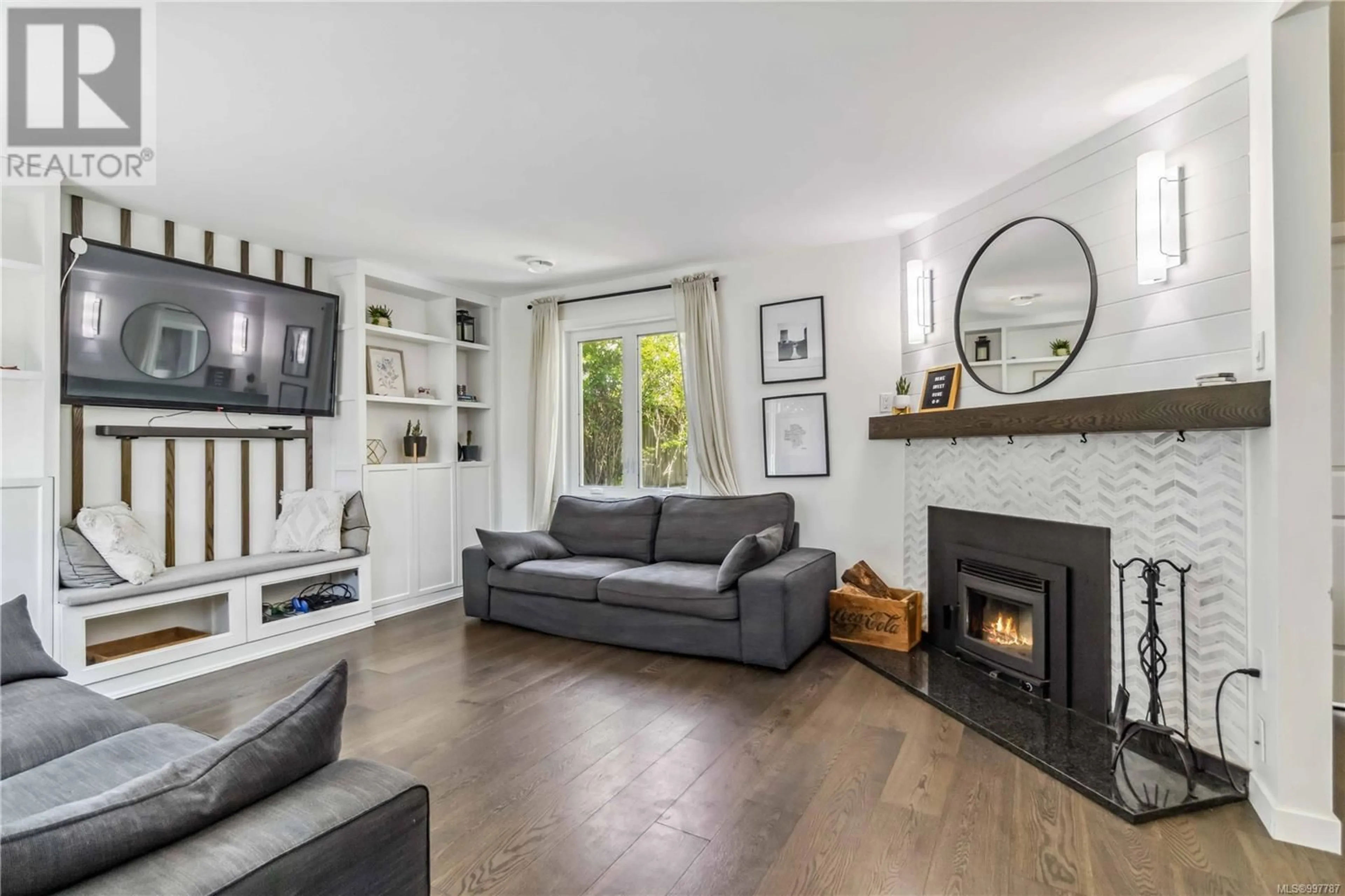Living room with furniture, unknown for 3266 HARRIET ROAD, Saanich British Columbia V8Z3S2