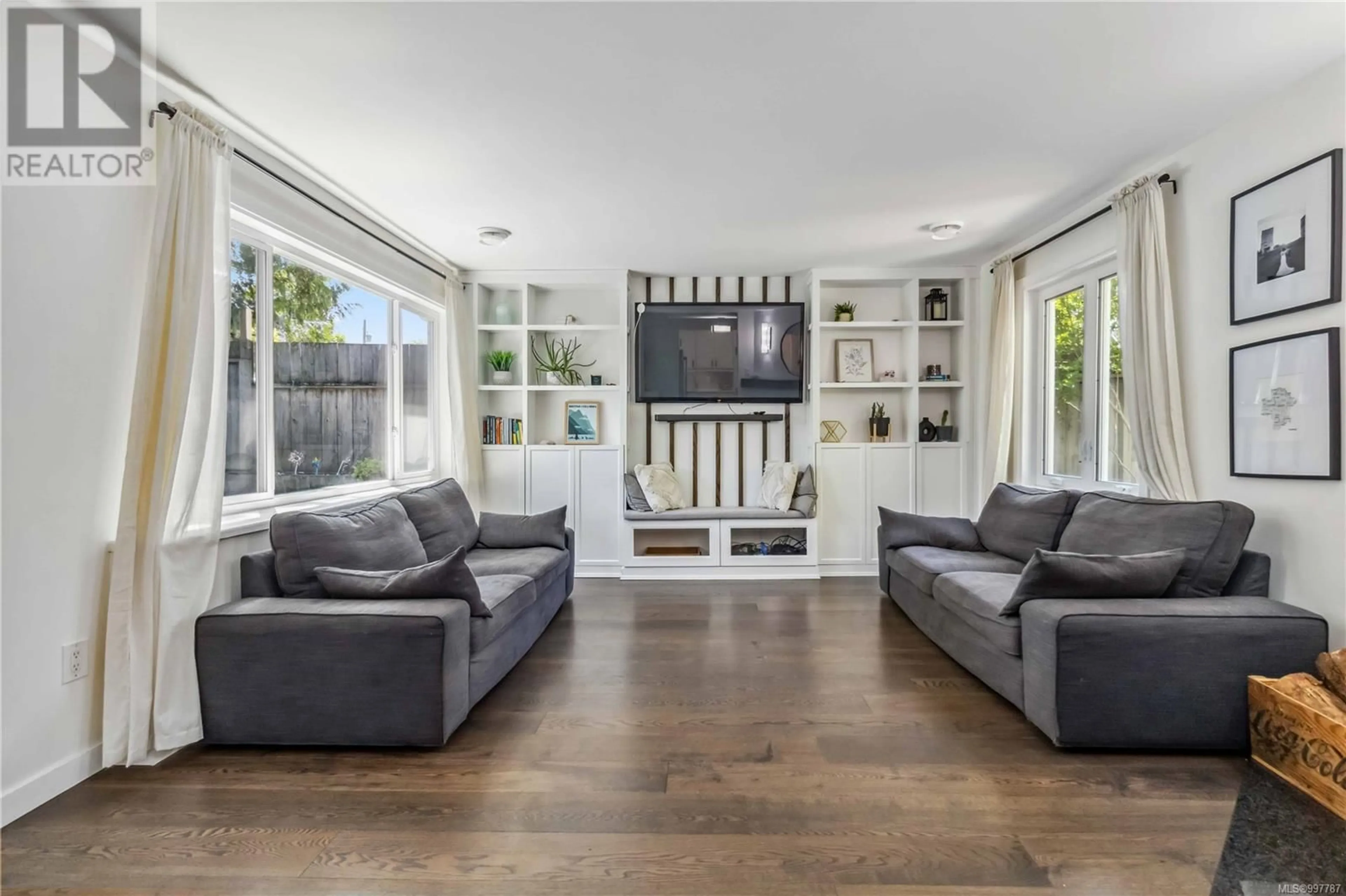 Living room with furniture, unknown for 3266 HARRIET ROAD, Saanich British Columbia V8Z3S2