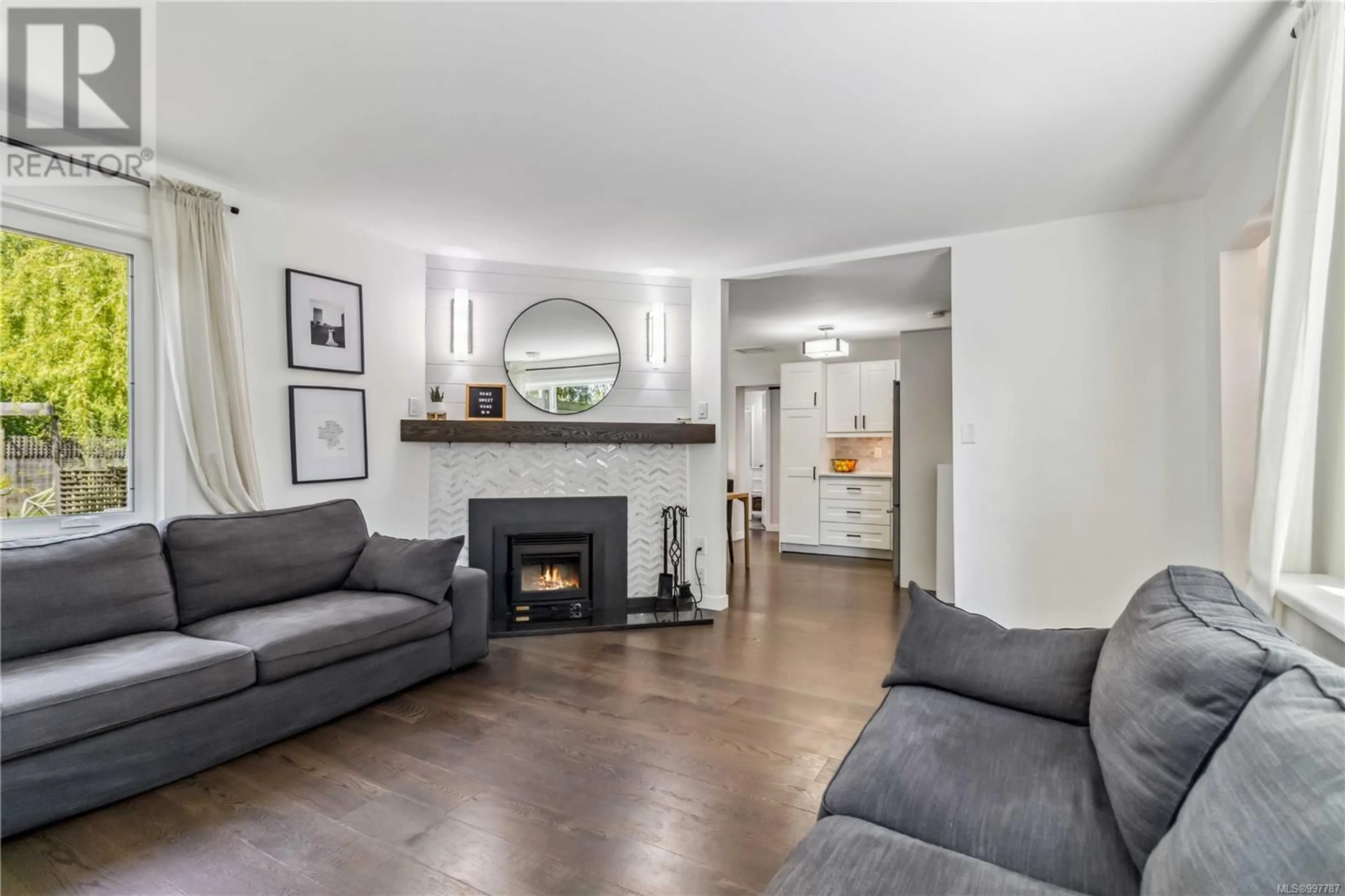 Living room with furniture, unknown for 3266 HARRIET ROAD, Saanich British Columbia V8Z3S2