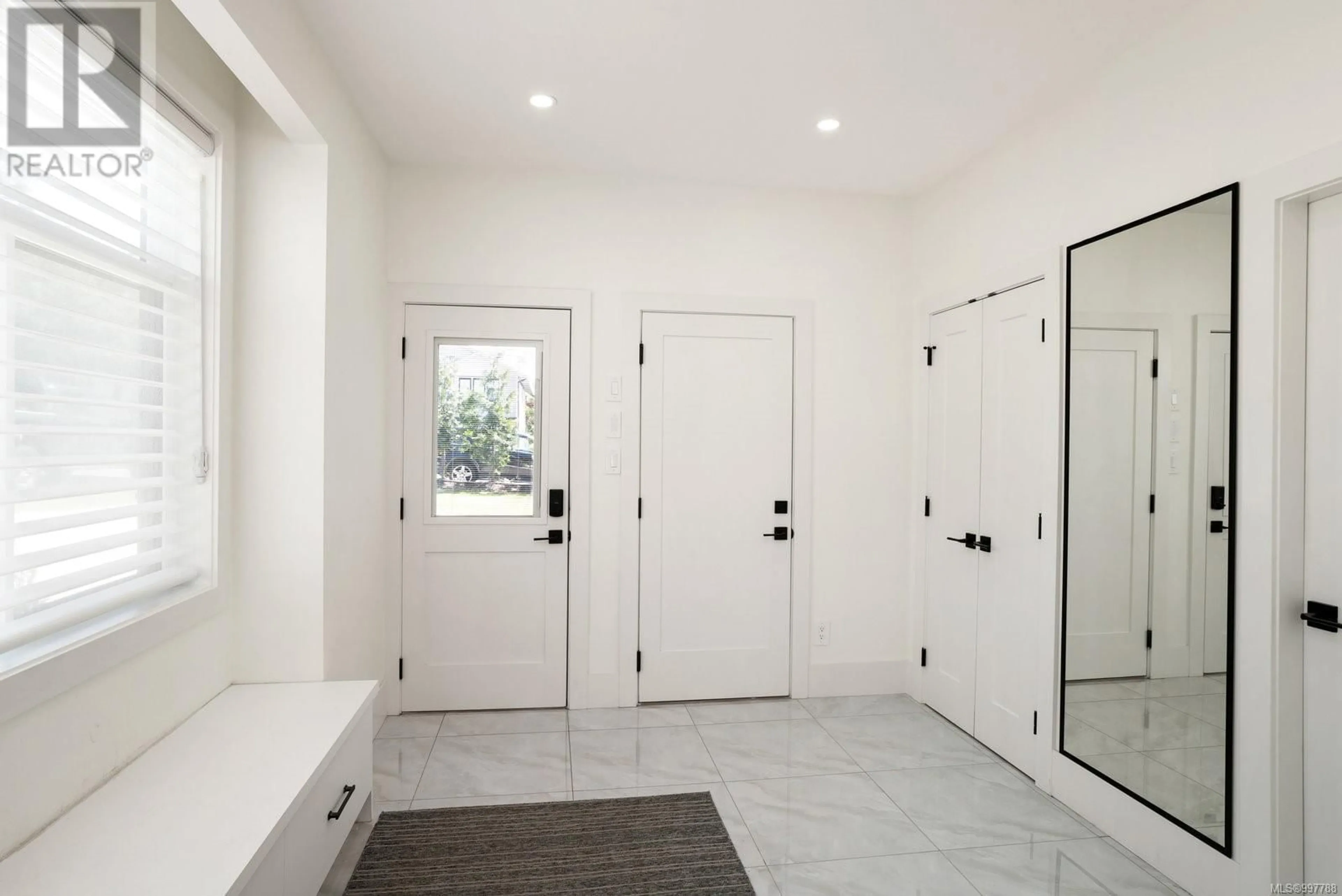 Indoor entryway for 1808 FELTHAM ROAD, Saanich British Columbia V8N2A6