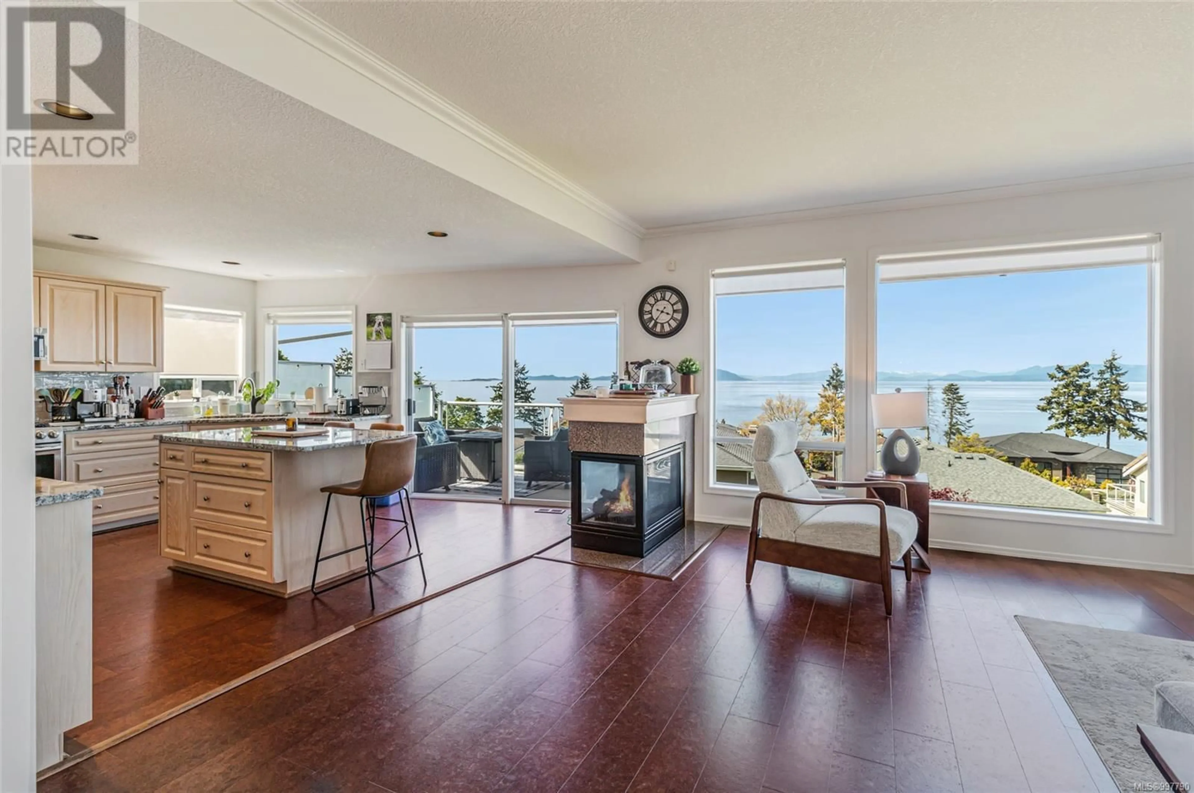 Living room with furniture, wood/laminate floor for 118 SANDPIPER PLACE, Nanaimo British Columbia V9V1H5