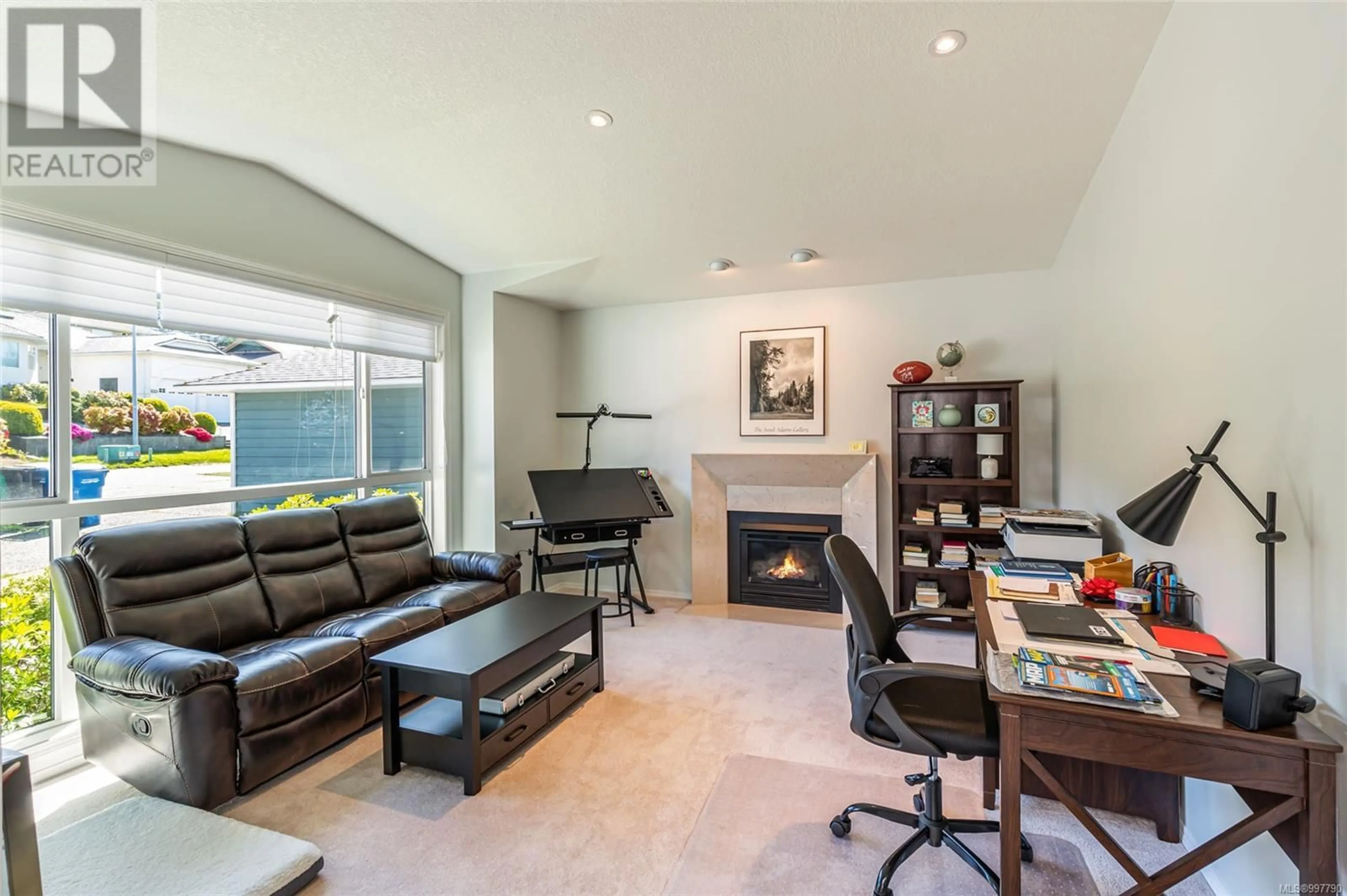 Living room with furniture, ceramic/tile floor for 118 SANDPIPER PLACE, Nanaimo British Columbia V9V1H5