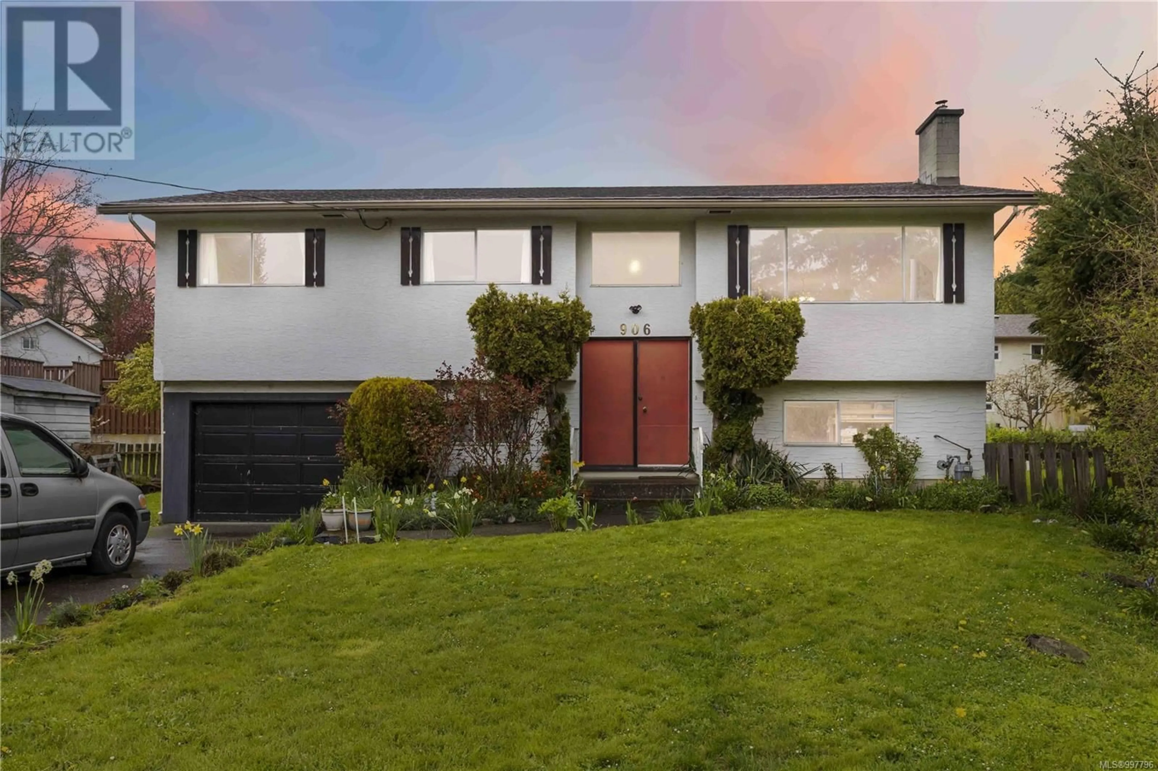 Home with vinyl exterior material, street for 906 LAVENDER AVENUE, Saanich British Columbia V8Z2M5