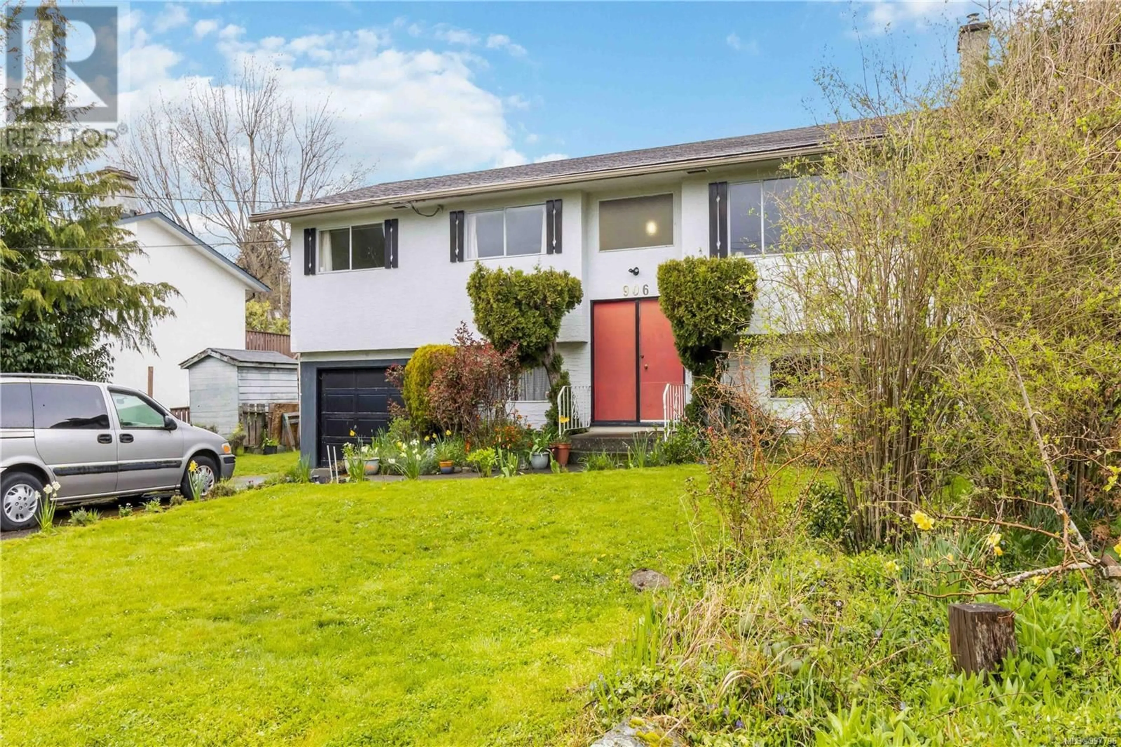 Home with vinyl exterior material, street for 906 LAVENDER AVENUE, Saanich British Columbia V8Z2M5