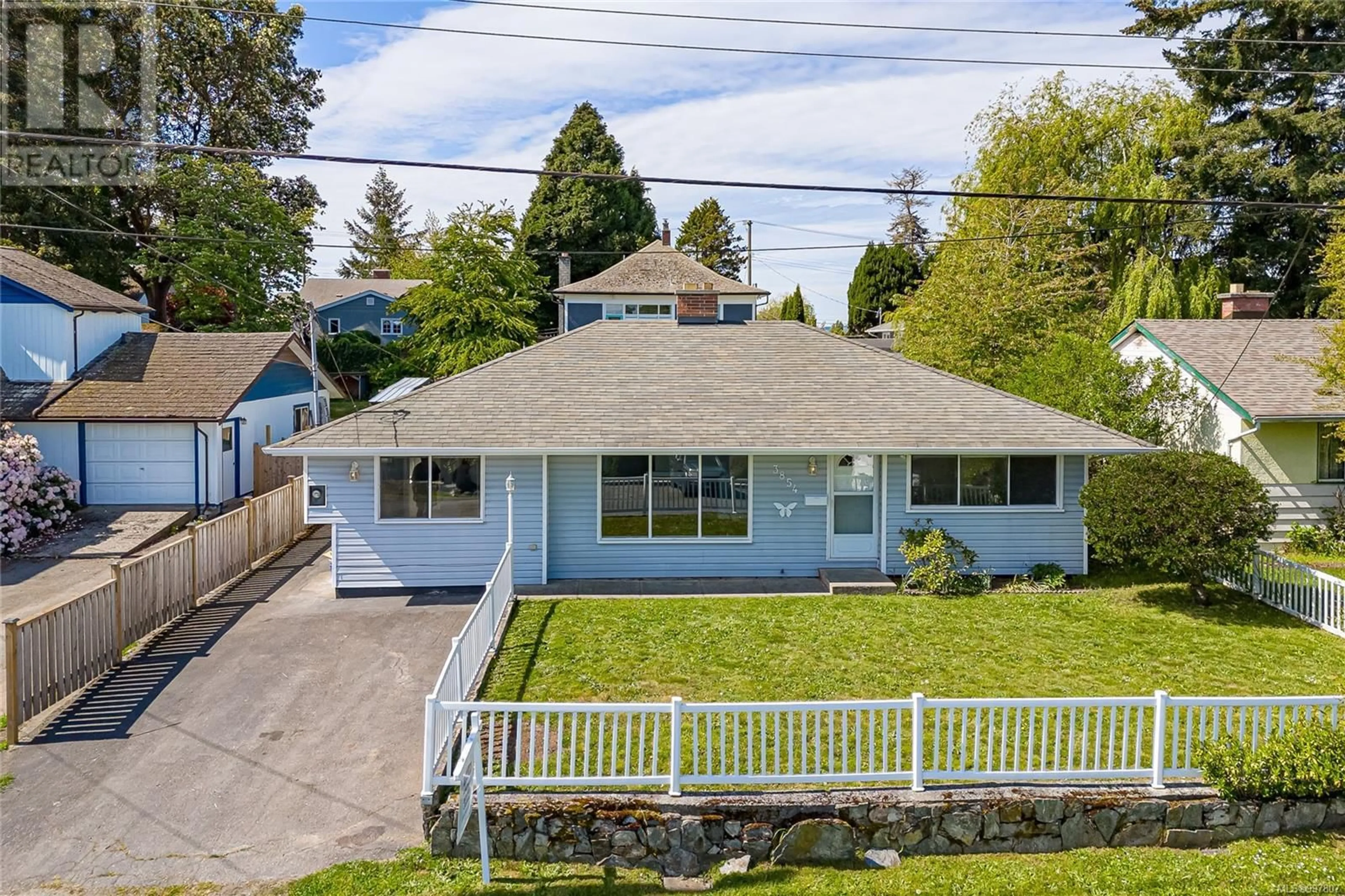 A pic from outside/outdoor area/front of a property/back of a property/a pic from drone, street for 3854 ROWLAND AVENUE, Saanich British Columbia V8Z1Y1