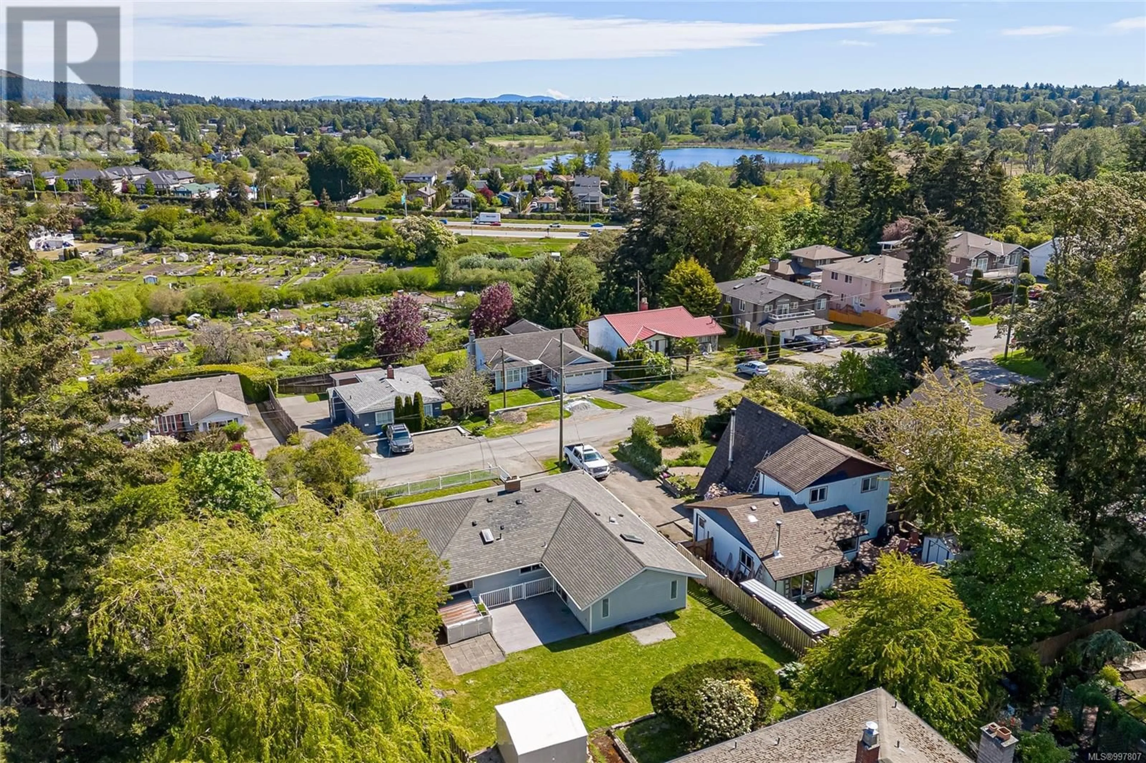 A pic from outside/outdoor area/front of a property/back of a property/a pic from drone, water/lake/river/ocean view for 3854 ROWLAND AVENUE, Saanich British Columbia V8Z1Y1