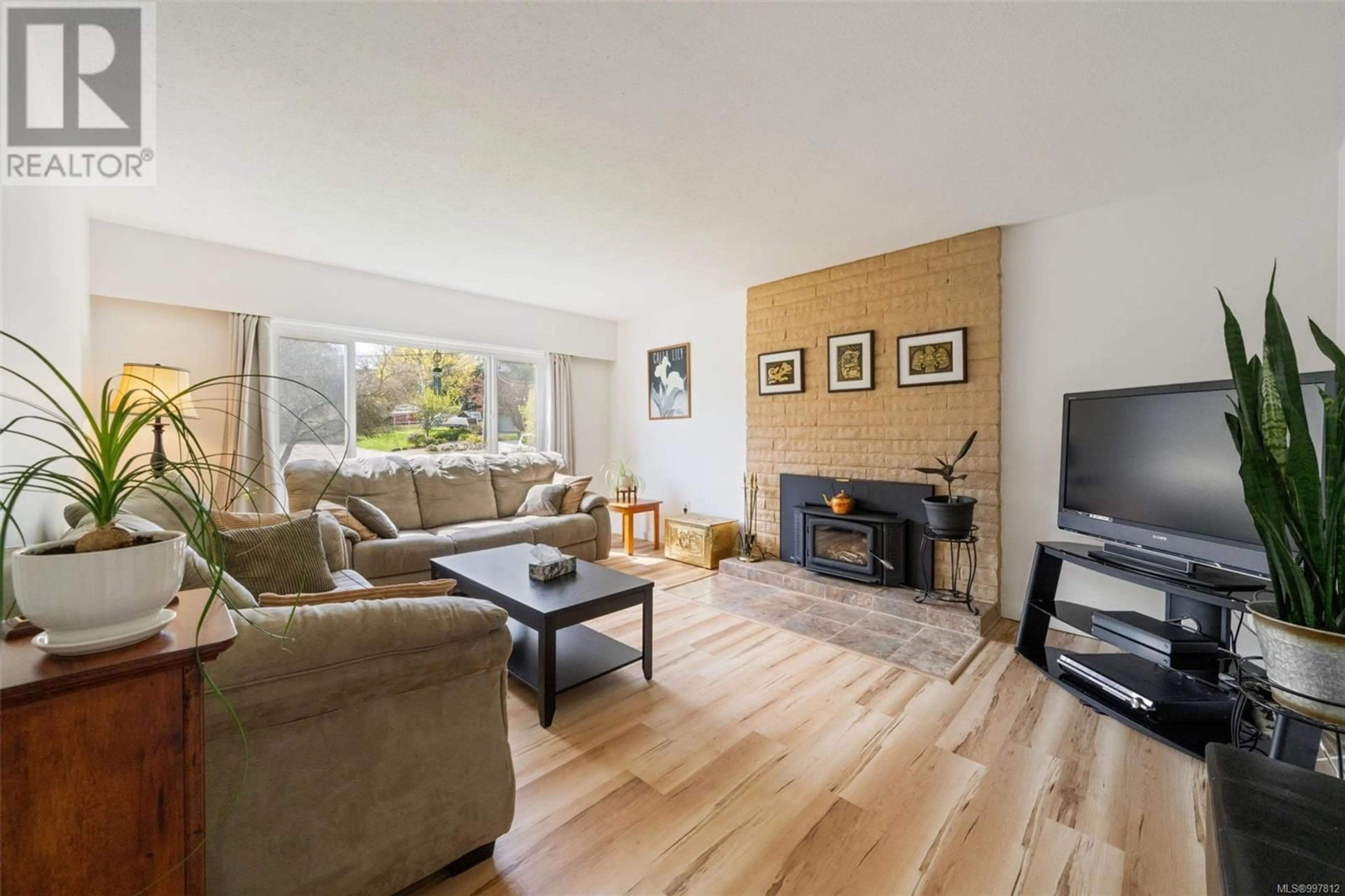Living room with furniture, wood/laminate floor for 2498 MEADOWLAND DRIVE, Central Saanich British Columbia V8Z5P5