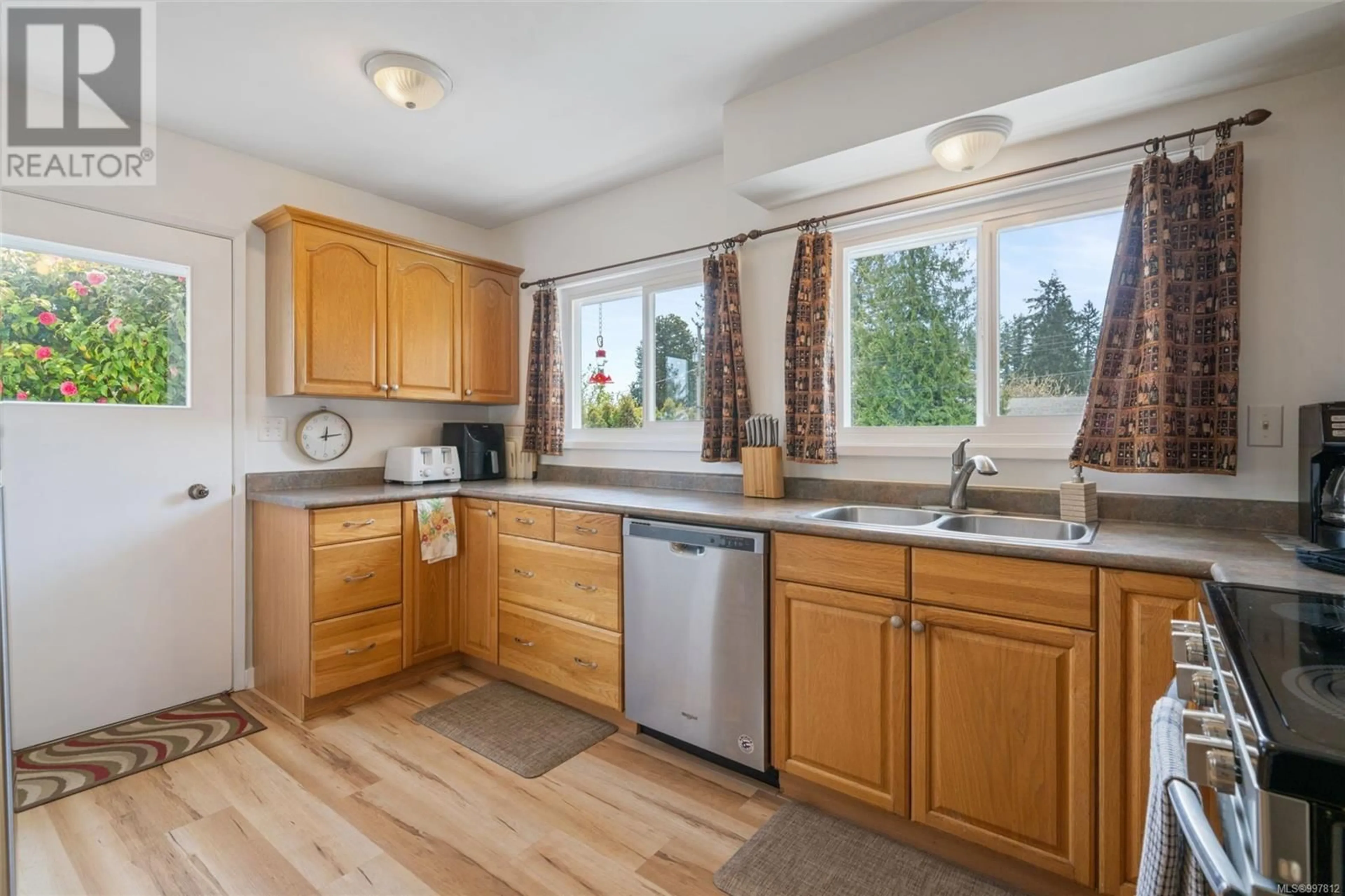Standard kitchen, unknown for 2498 MEADOWLAND DRIVE, Central Saanich British Columbia V8Z5P5