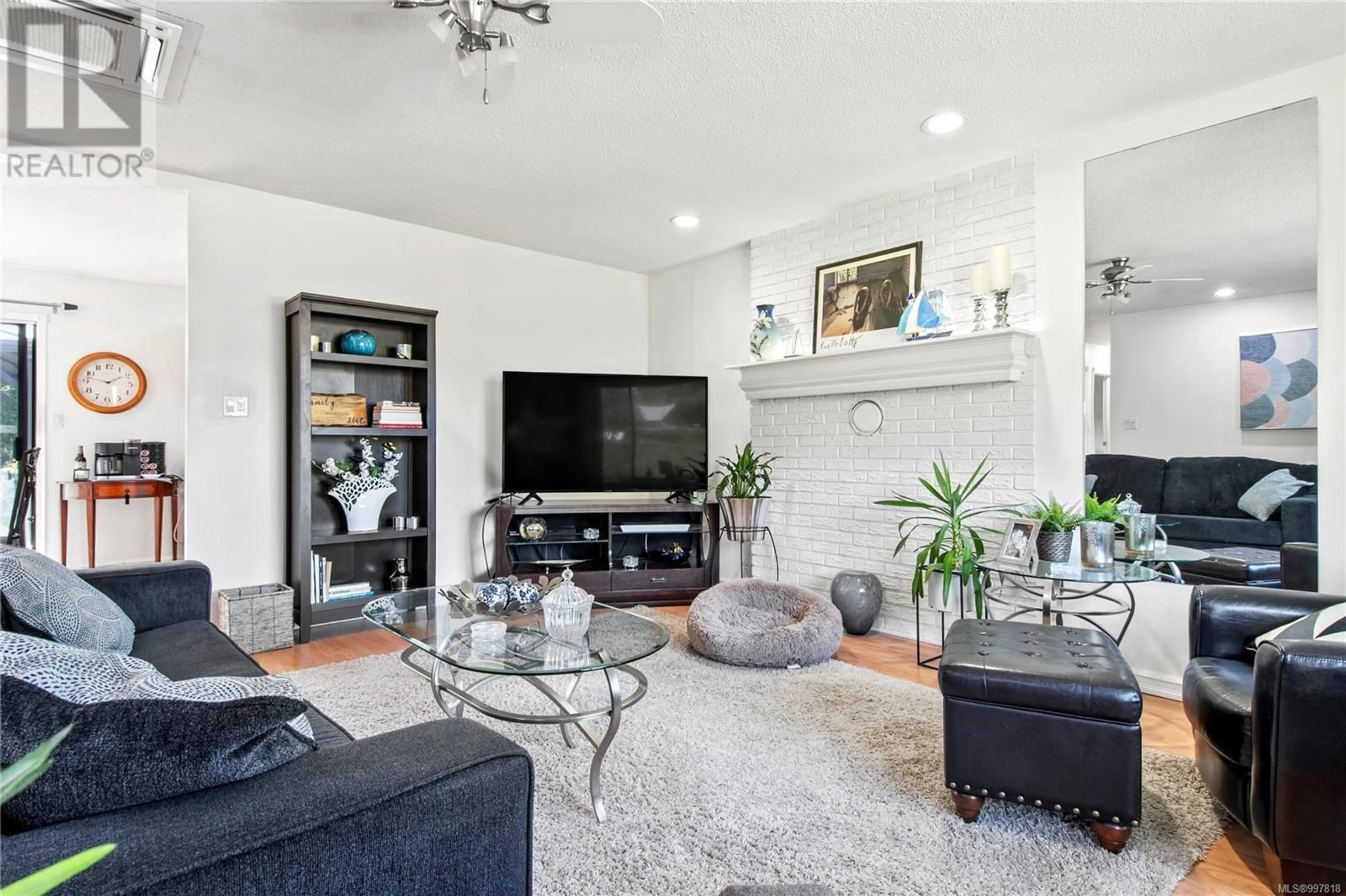 Living room with furniture, unknown for 801 CORTEZ ROAD, Campbell River British Columbia V9W6J9