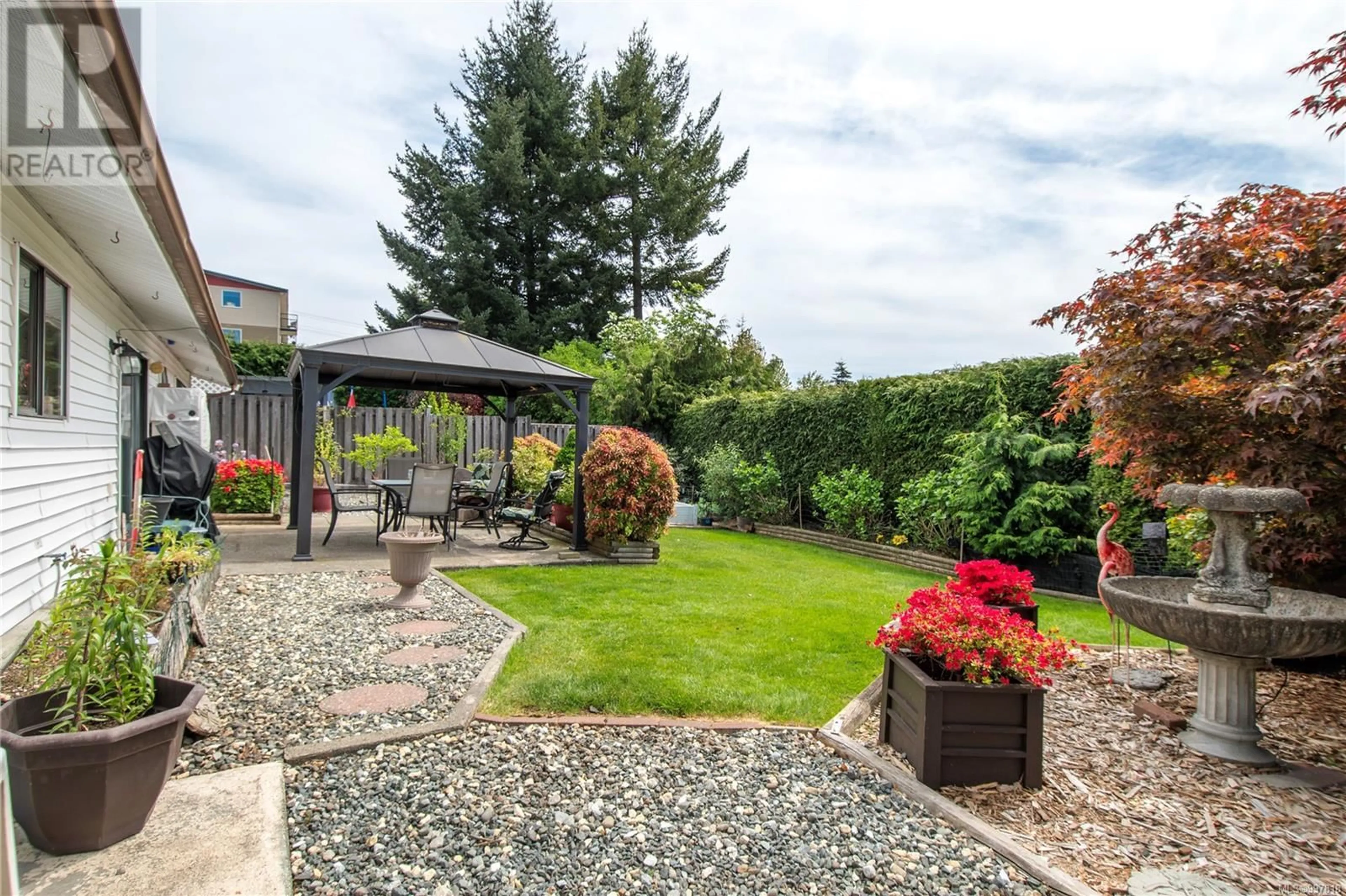 Patio, street for 801 CORTEZ ROAD, Campbell River British Columbia V9W6J9