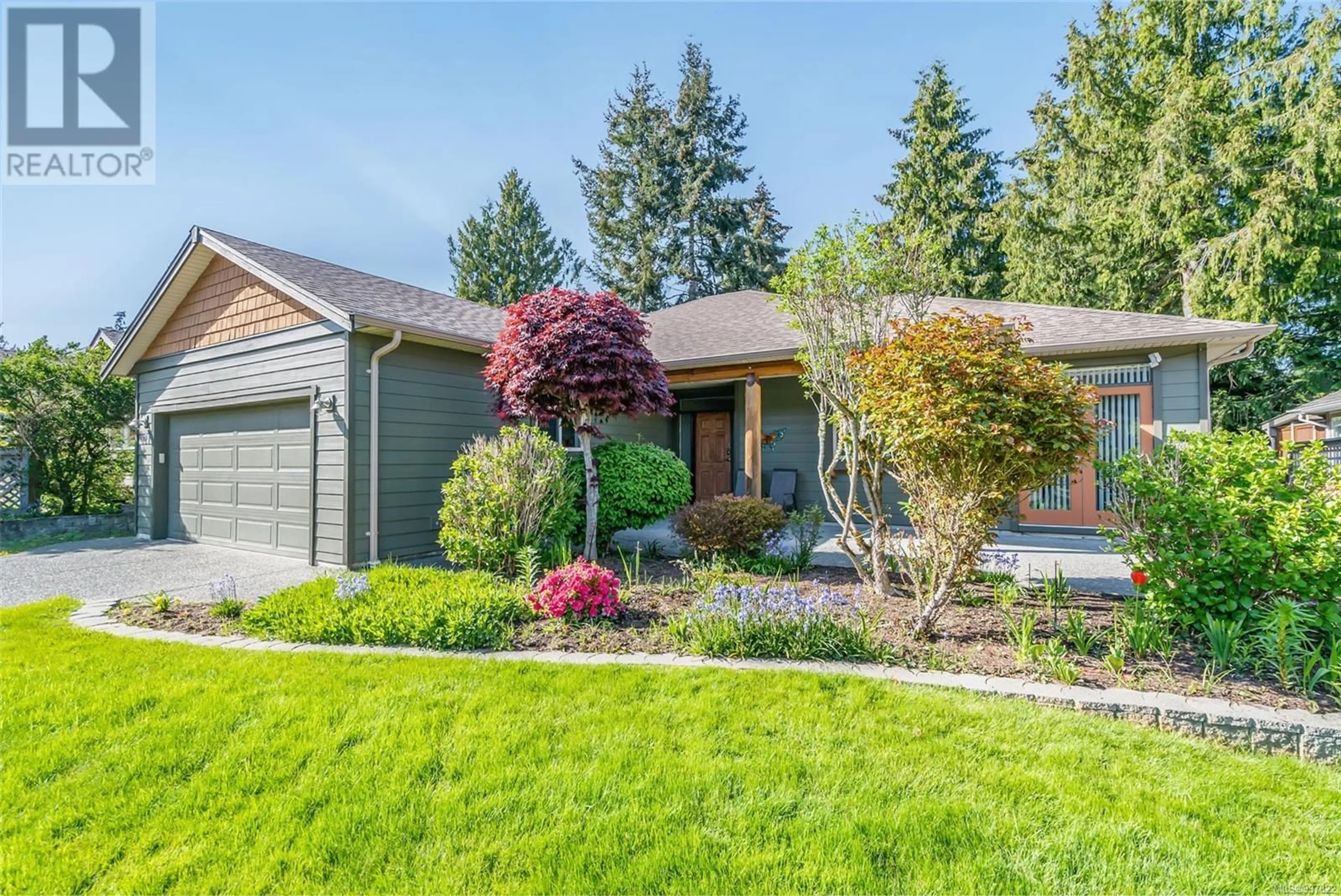 Home with vinyl exterior material, street for 121 HAMILTON AVENUE, Parksville British Columbia V9P2W4