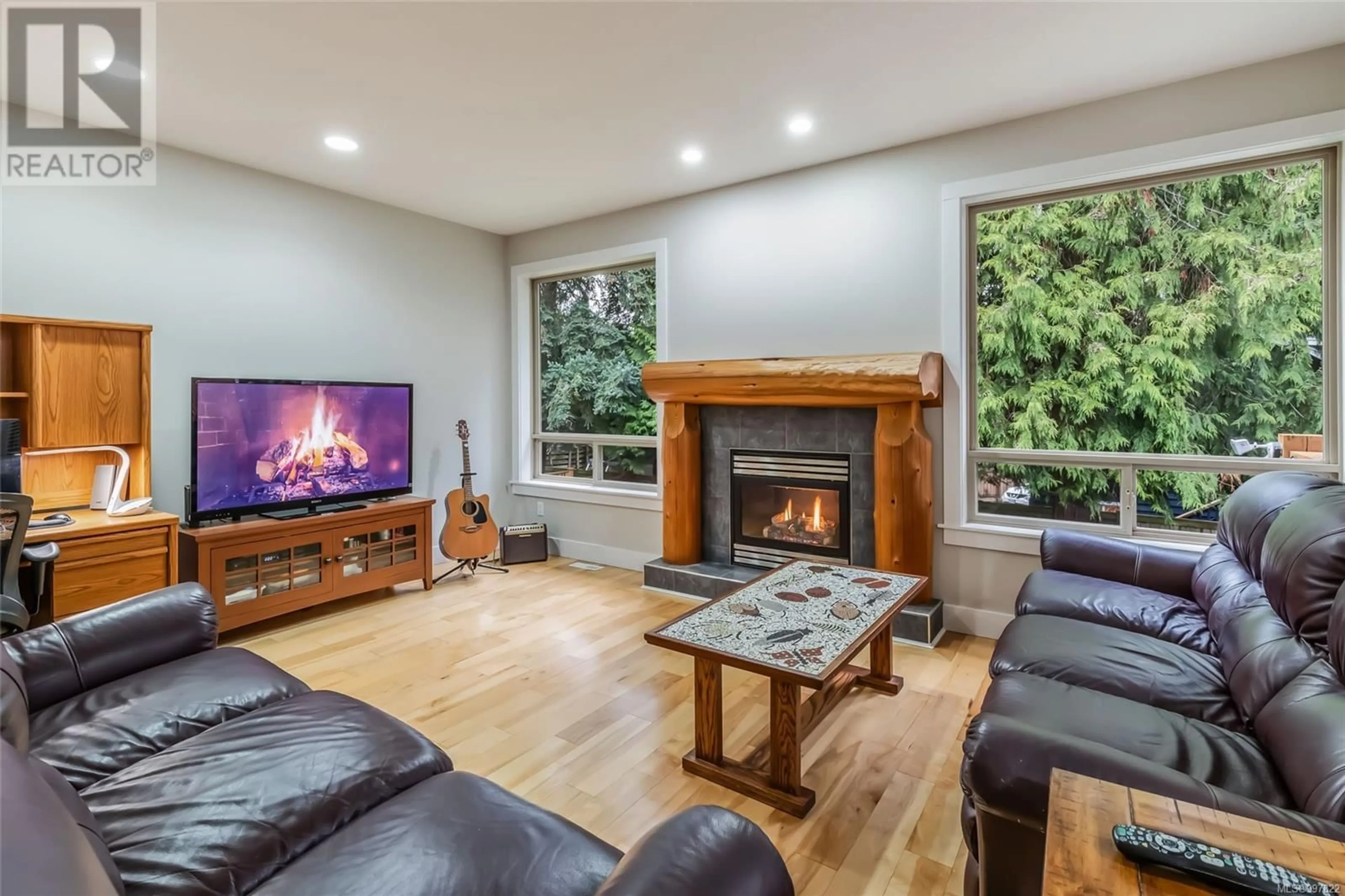 Living room with furniture, wood/laminate floor for 121 HAMILTON AVENUE, Parksville British Columbia V9P2W4