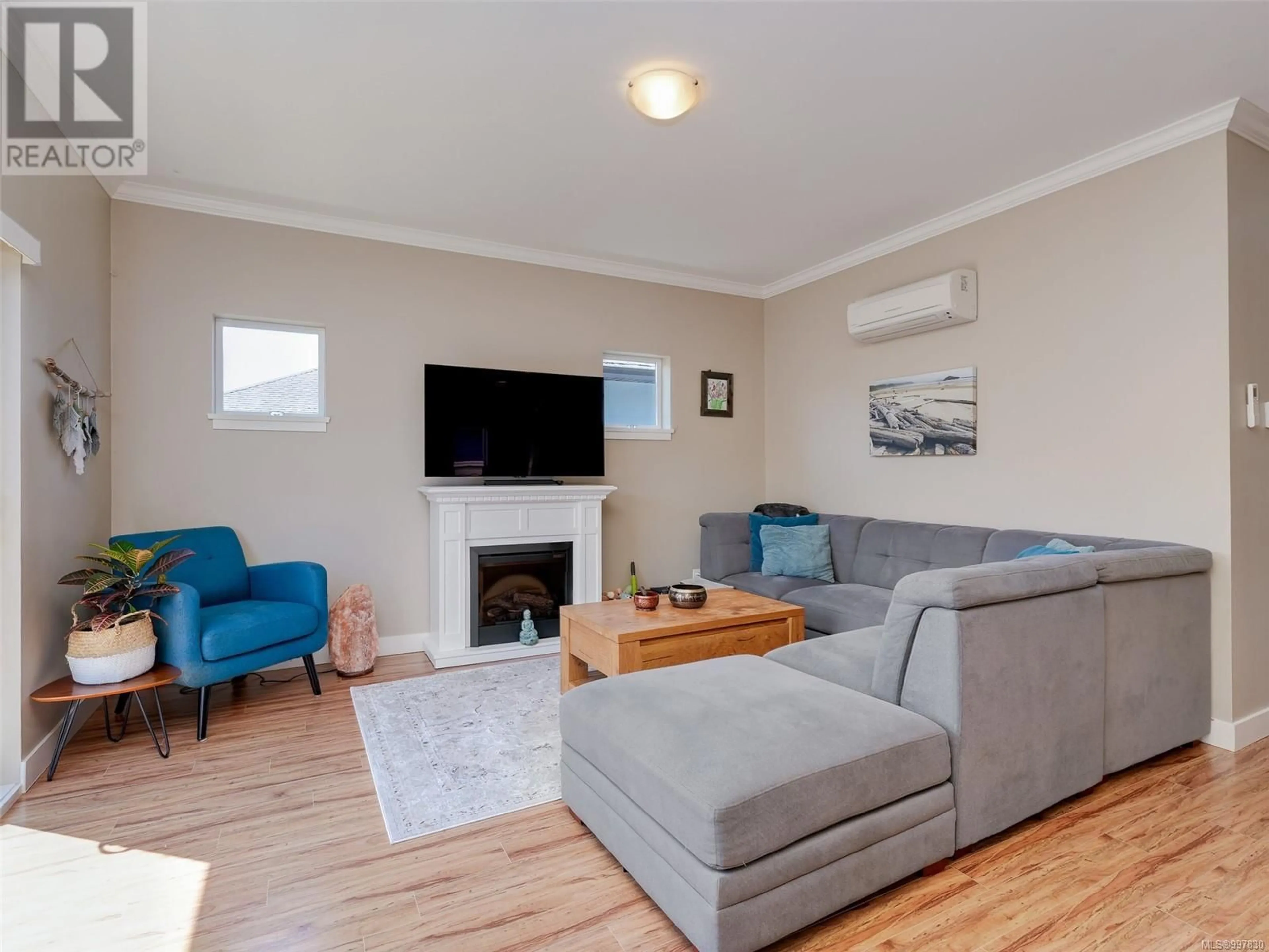 Living room with furniture, wood/laminate floor for 3307 MERLIN ROAD, Langford British Columbia V9C0H3